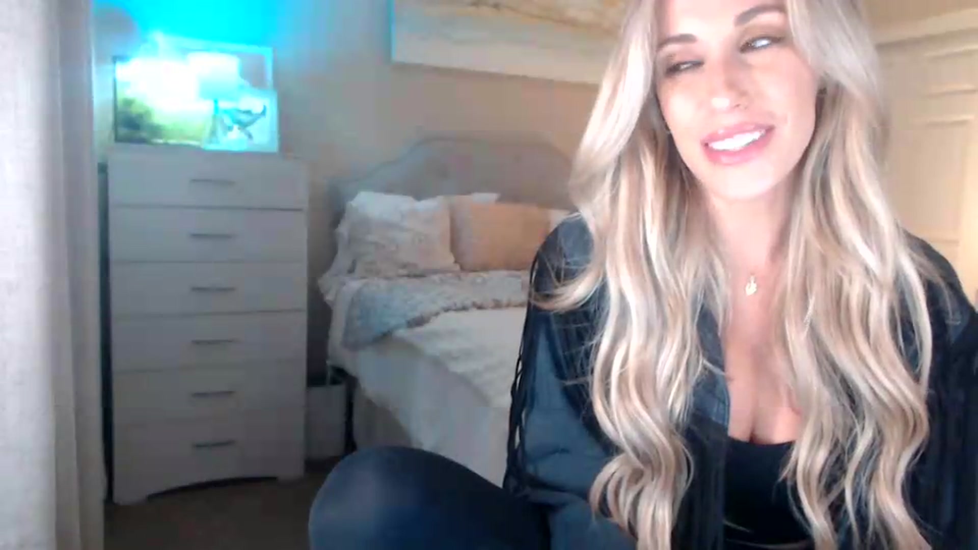 Gallery image thumbnail from Queen_bambii's myfreecams stream on, 06/07/2026, 05:32 image 6 of 20