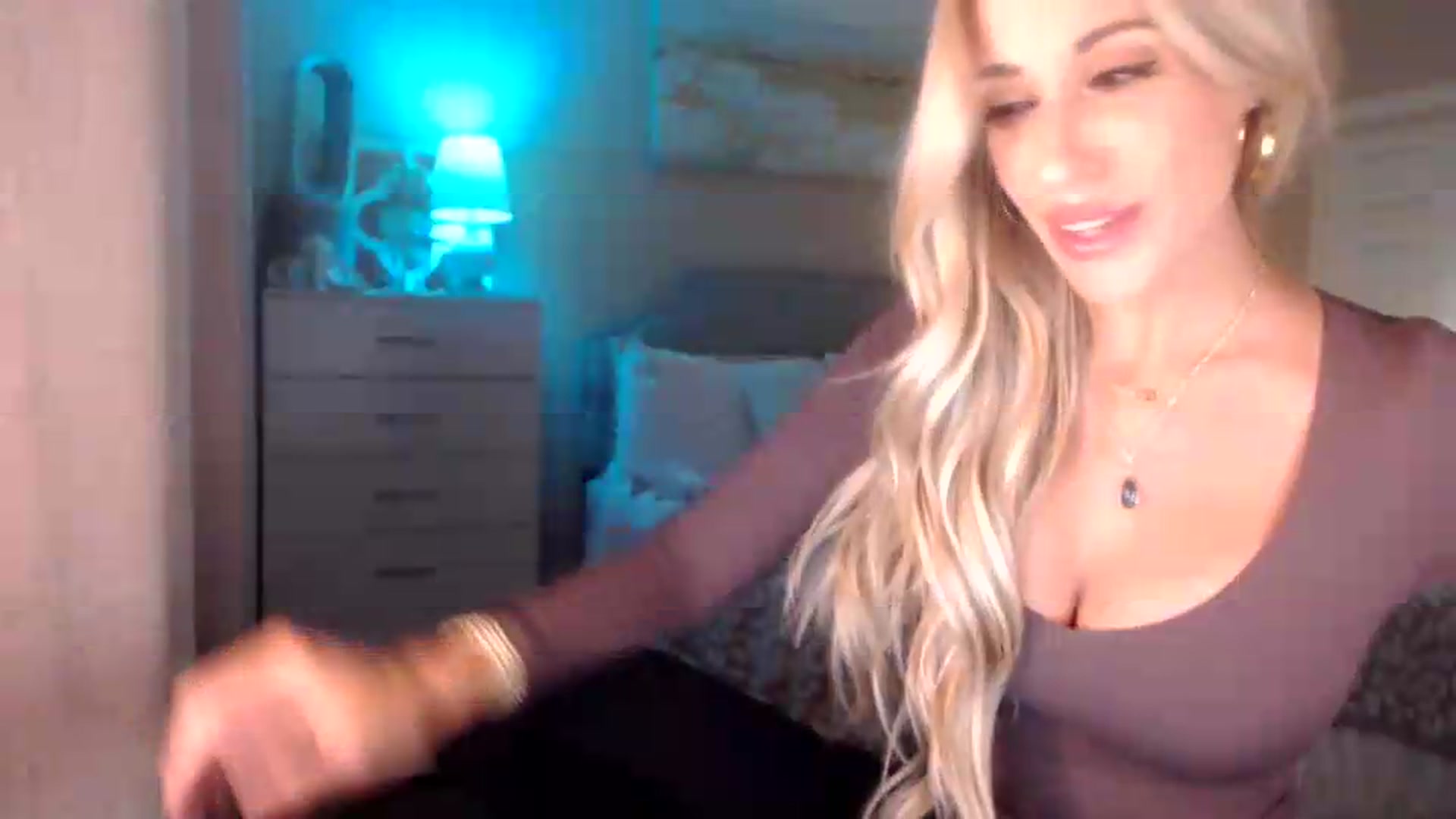 Gallery image thumbnail from Queen_bambii's myfreecams stream on, 08/01/2026, 06:59 image 12 of 20