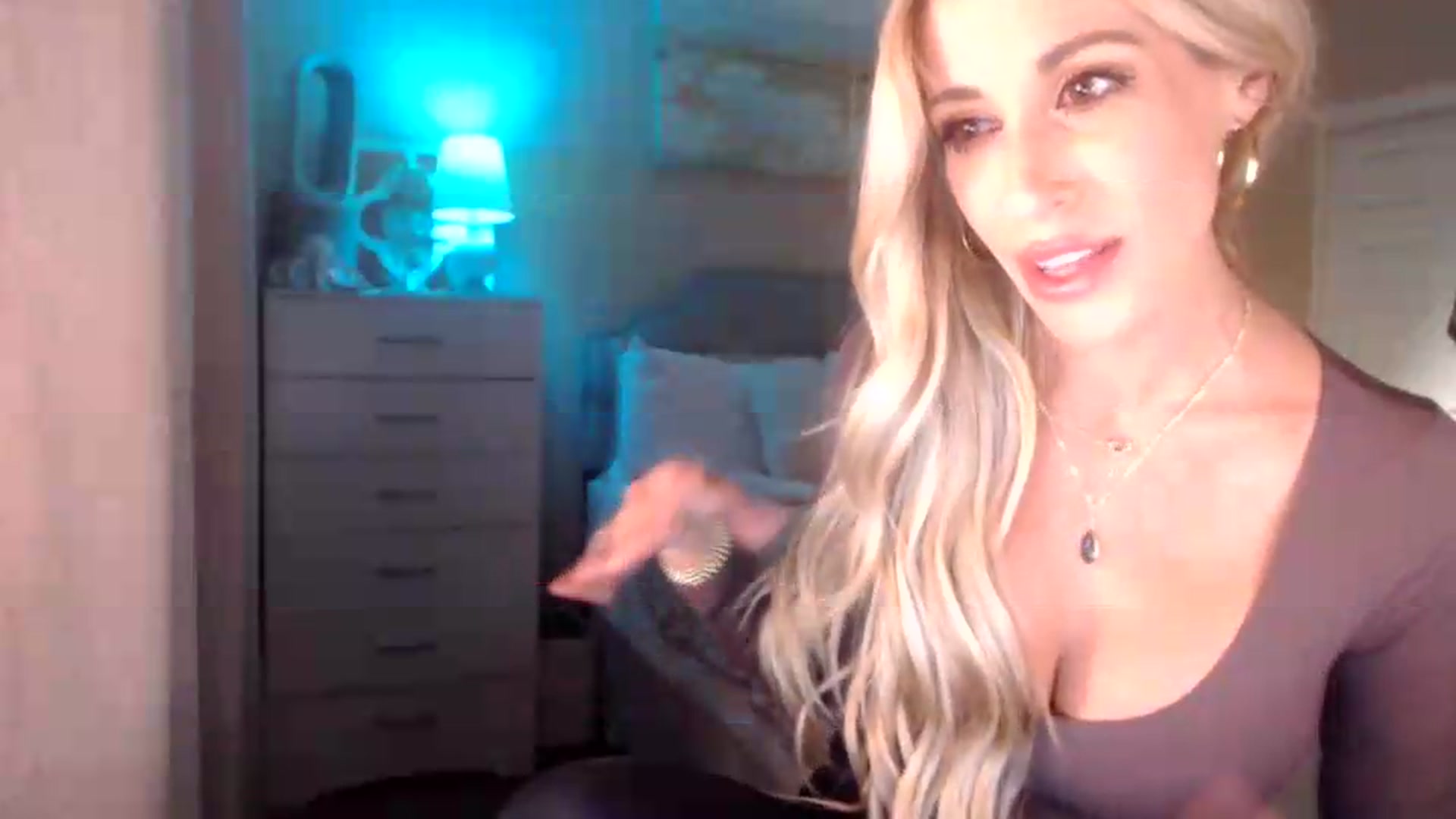 Gallery image thumbnail from Queen_bambii's myfreecams stream on, 08/01/2026, 06:59 image 11 of 20