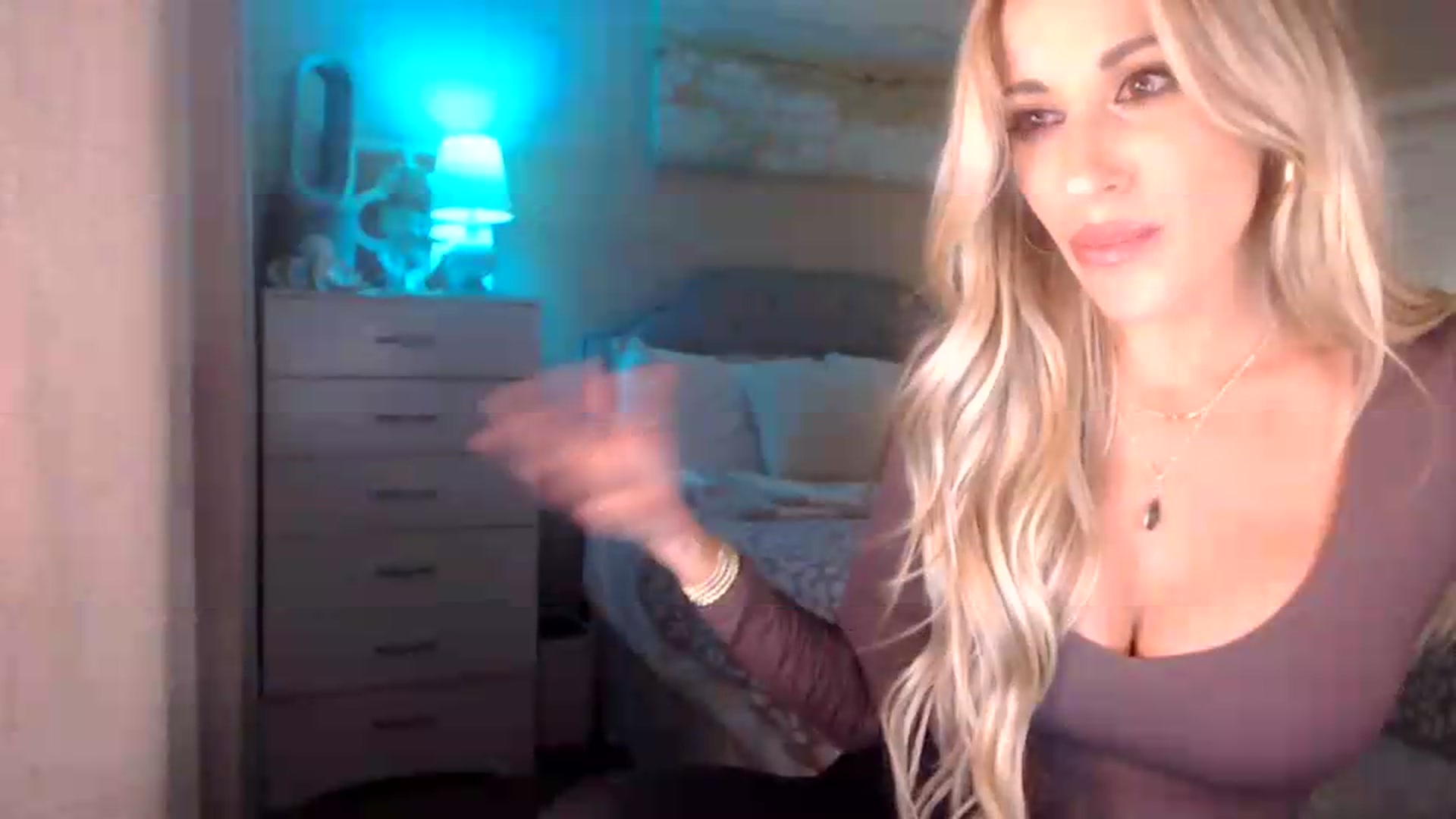 Gallery image thumbnail from Queen_bambii's myfreecams stream on, 08/01/2026, 06:59 image 10 of 20