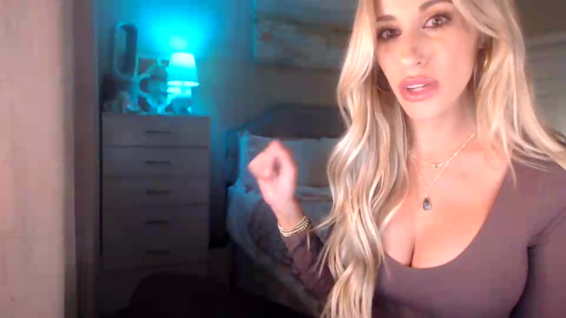 Gallery image thumbnail from Queen_bambii's myfreecams stream on, 08/01/2026, 06:59 image 16 of 20