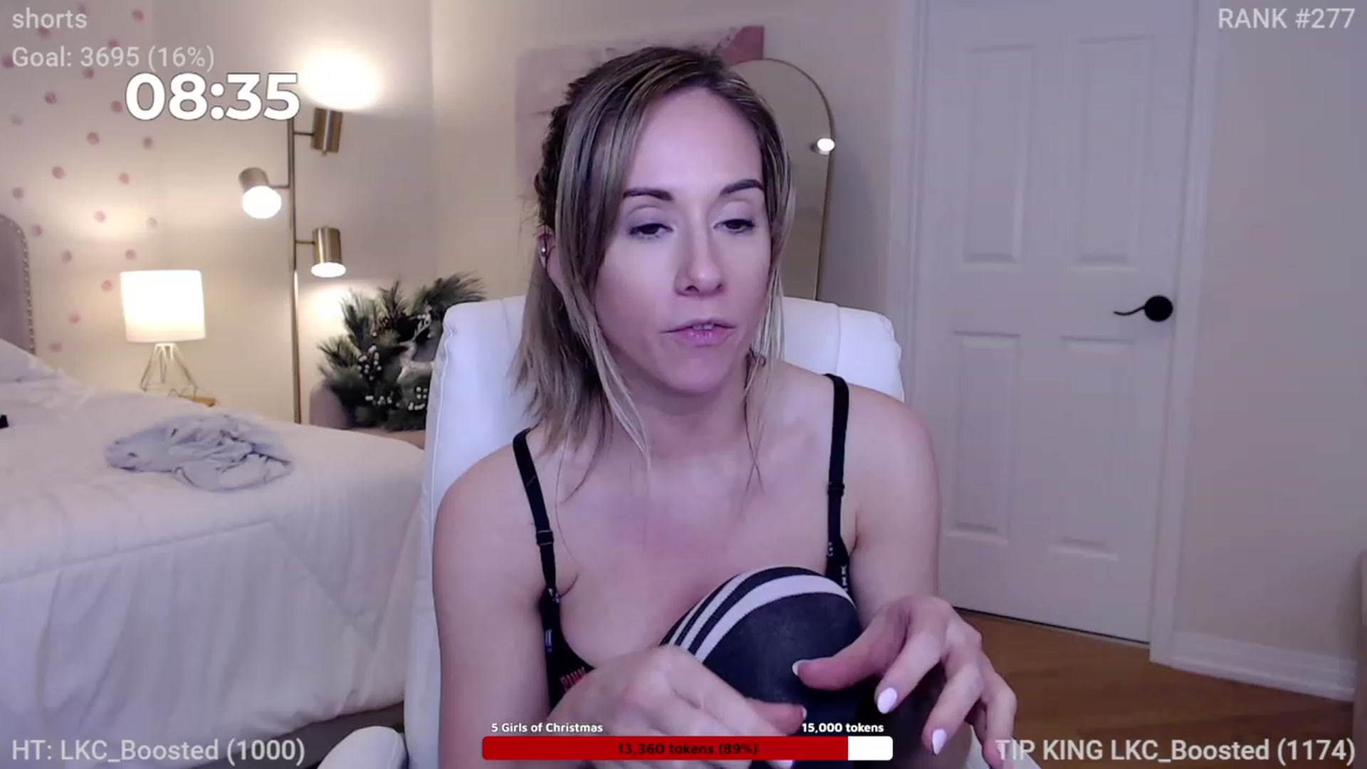 Gallery image thumbnail from Queen_of_LKC's myfreecams stream on, 12/13/2022, 04:05 image 11 of 20