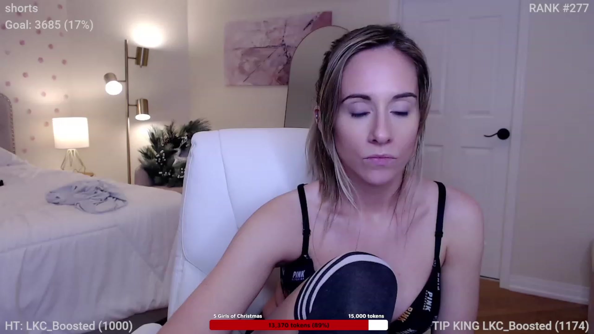 Gallery image thumbnail from Queen_of_LKC's myfreecams stream on, 12/13/2022, 04:05 image 18 of 20