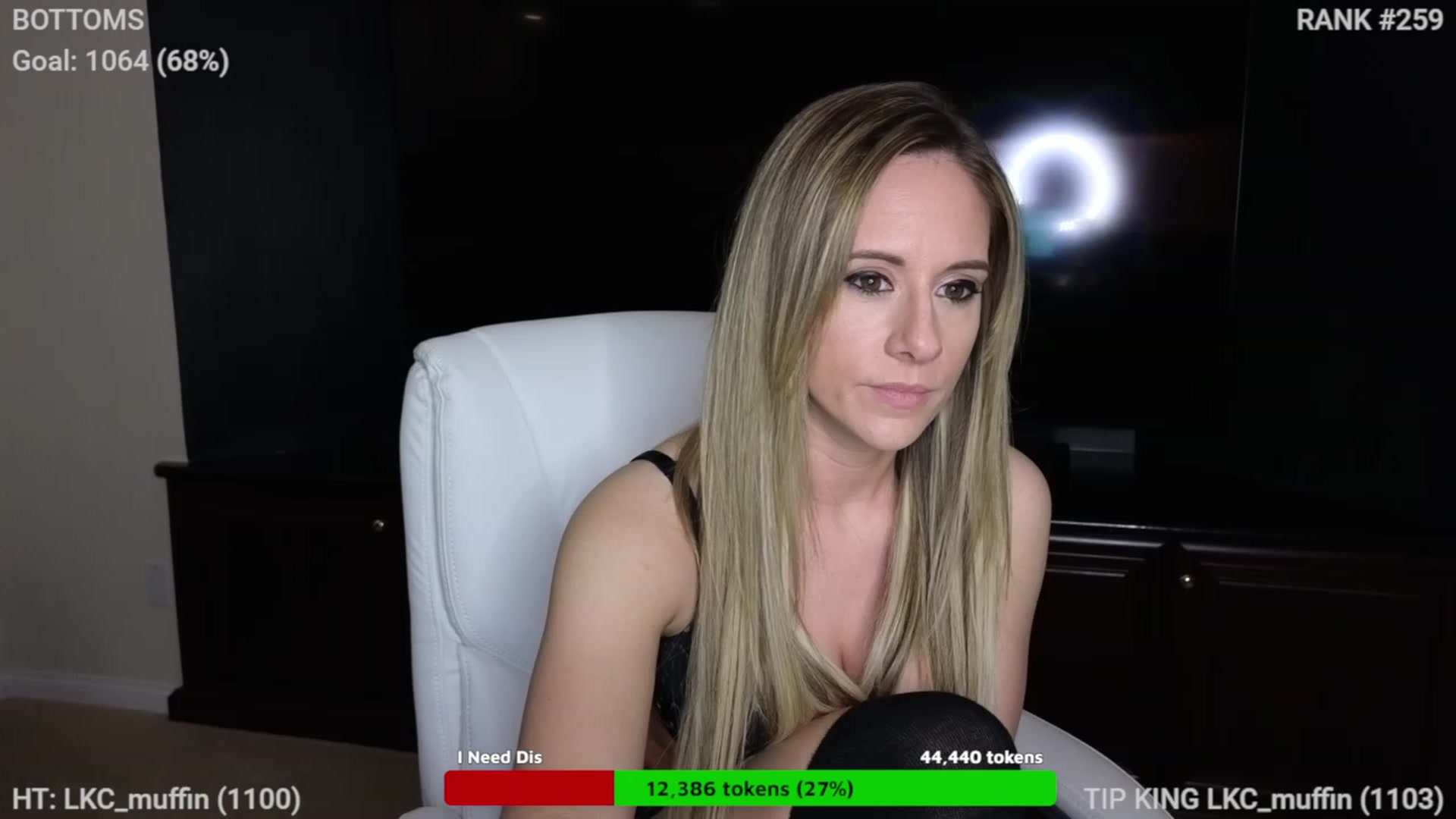 Gallery image thumbnail from Queen_of_LKC's myfreecams stream on, 12/24/2022, 04:17 image 17 of 20