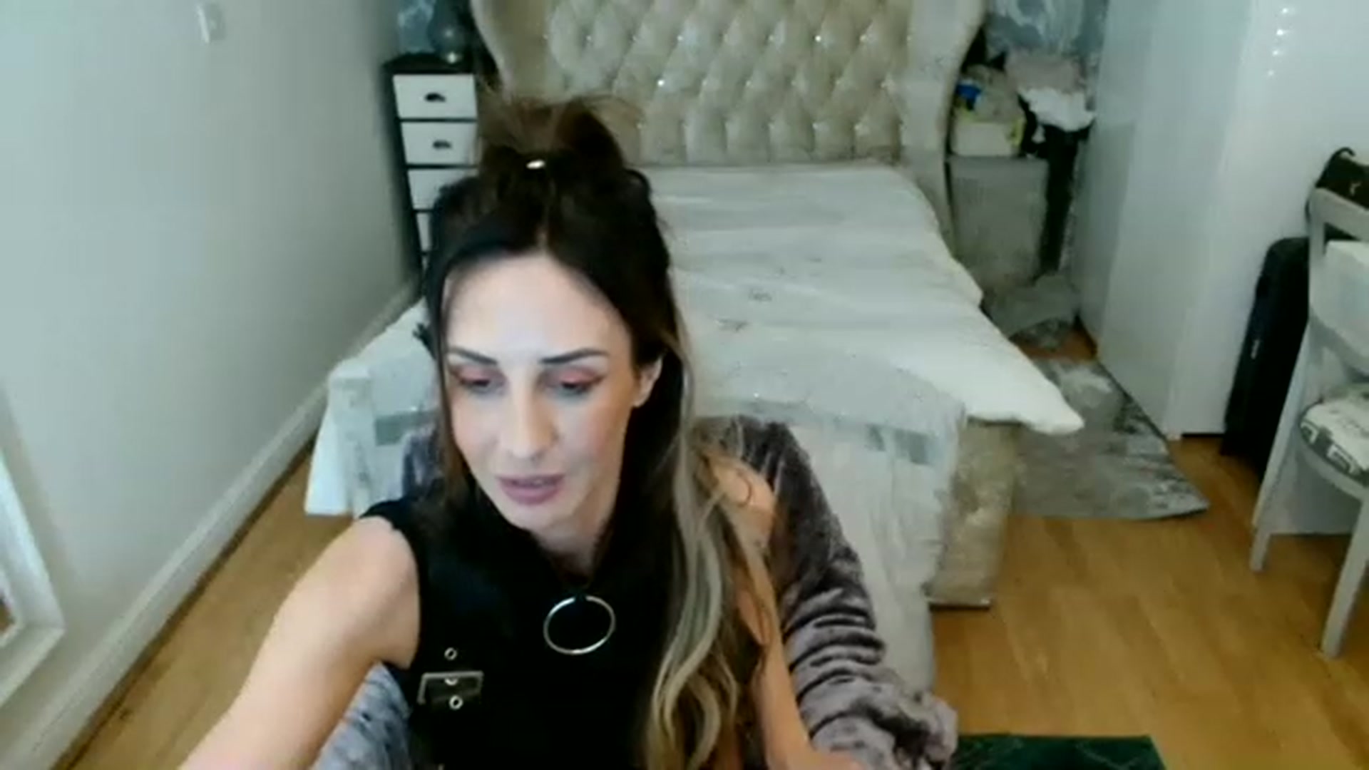 Gallery image thumbnail from Queenbgoddess's myfreecams stream on, 04/21/2023, 16:53 image 19 of 20
