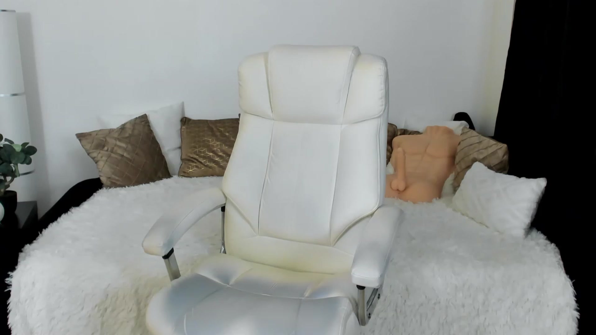Gallery image thumbnail from Queenevamaria's myfreecams stream on, 07/05/2023, 24:52 image 12 of 20