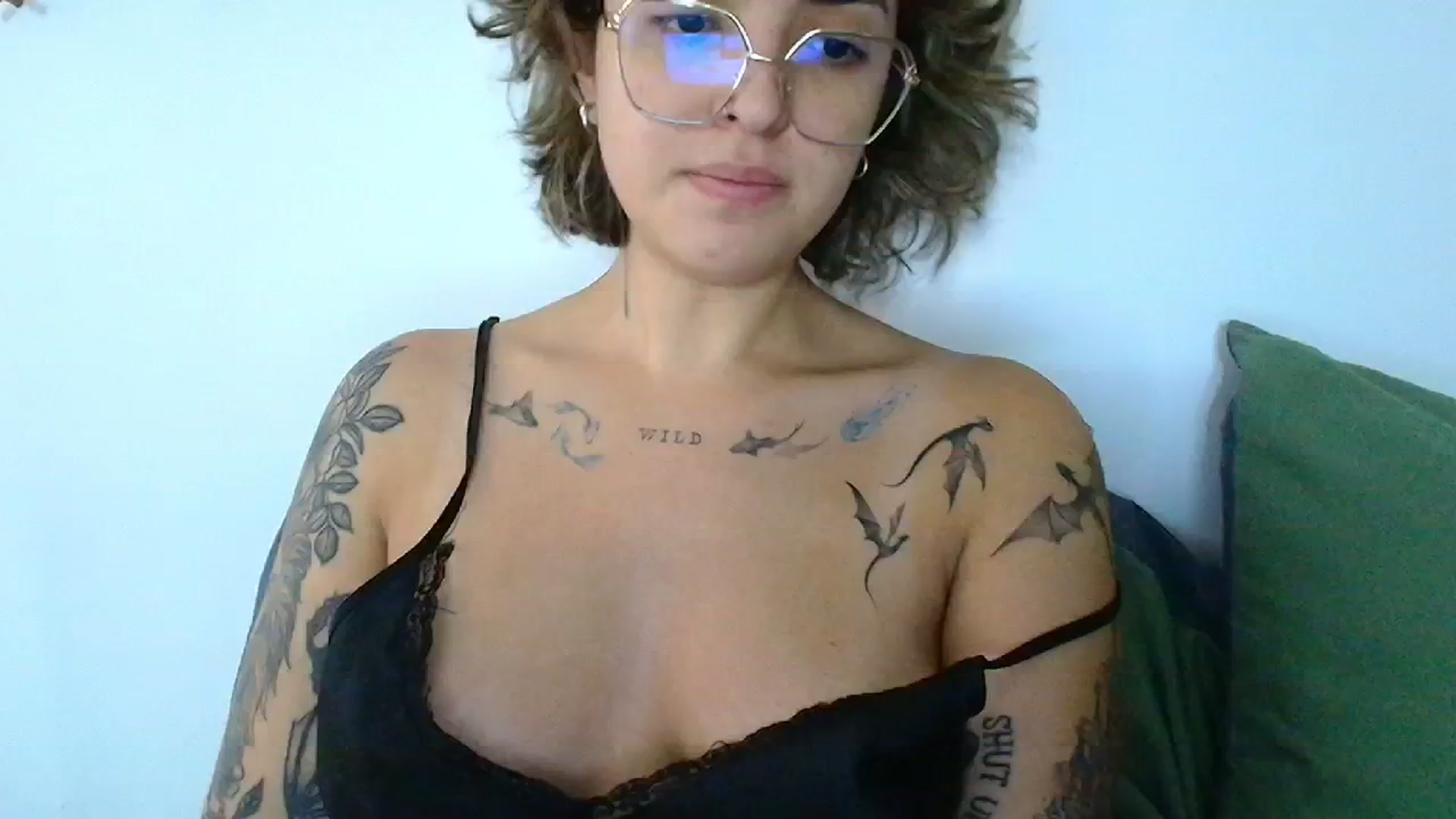 Gallery image thumbnail from QueensNYC's myfreecams stream on, 12/19/2024, 16:47 image 15 of 20