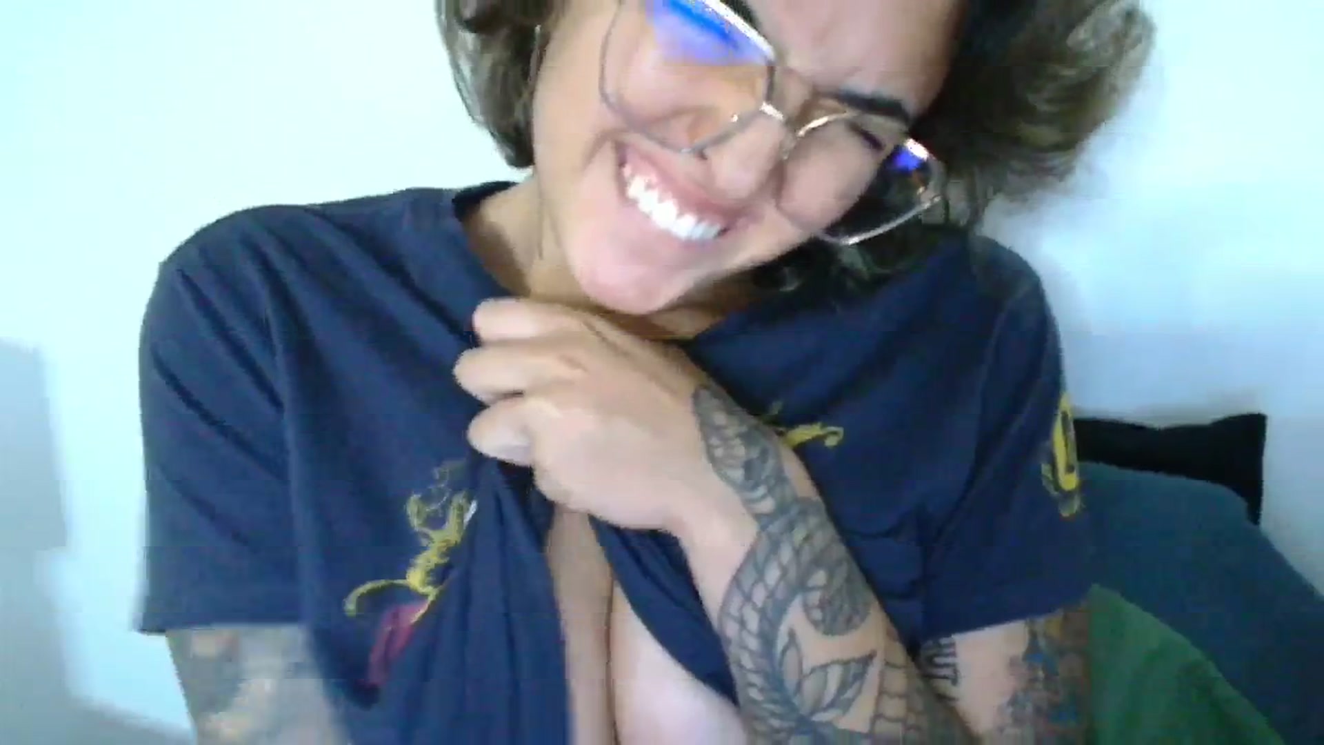 Gallery image thumbnail from QueensNYC's myfreecams stream on, 12/26/2024, 21:12 image 19 of 20