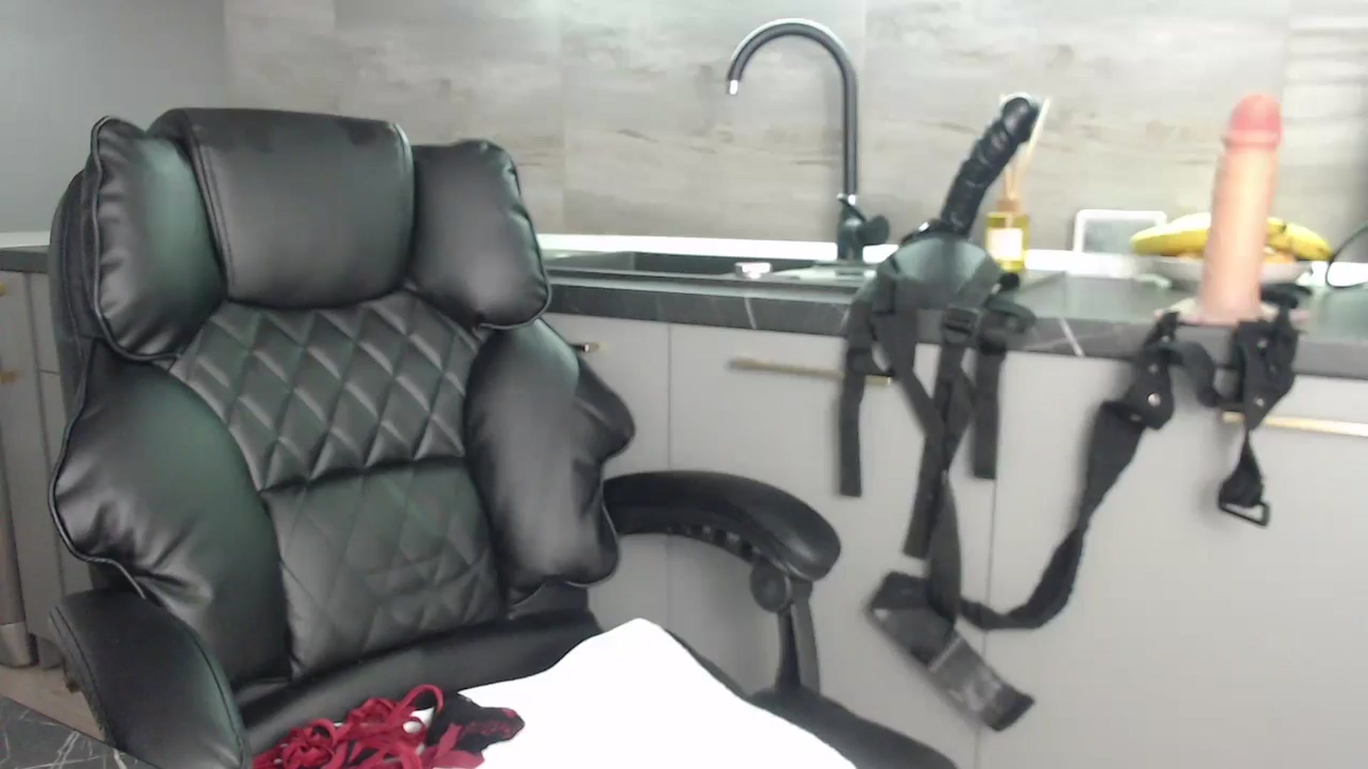 Gallery image thumbnail from Queenzoora's myfreecams stream on, 09/01/2025, 24:16 image 13 of 20