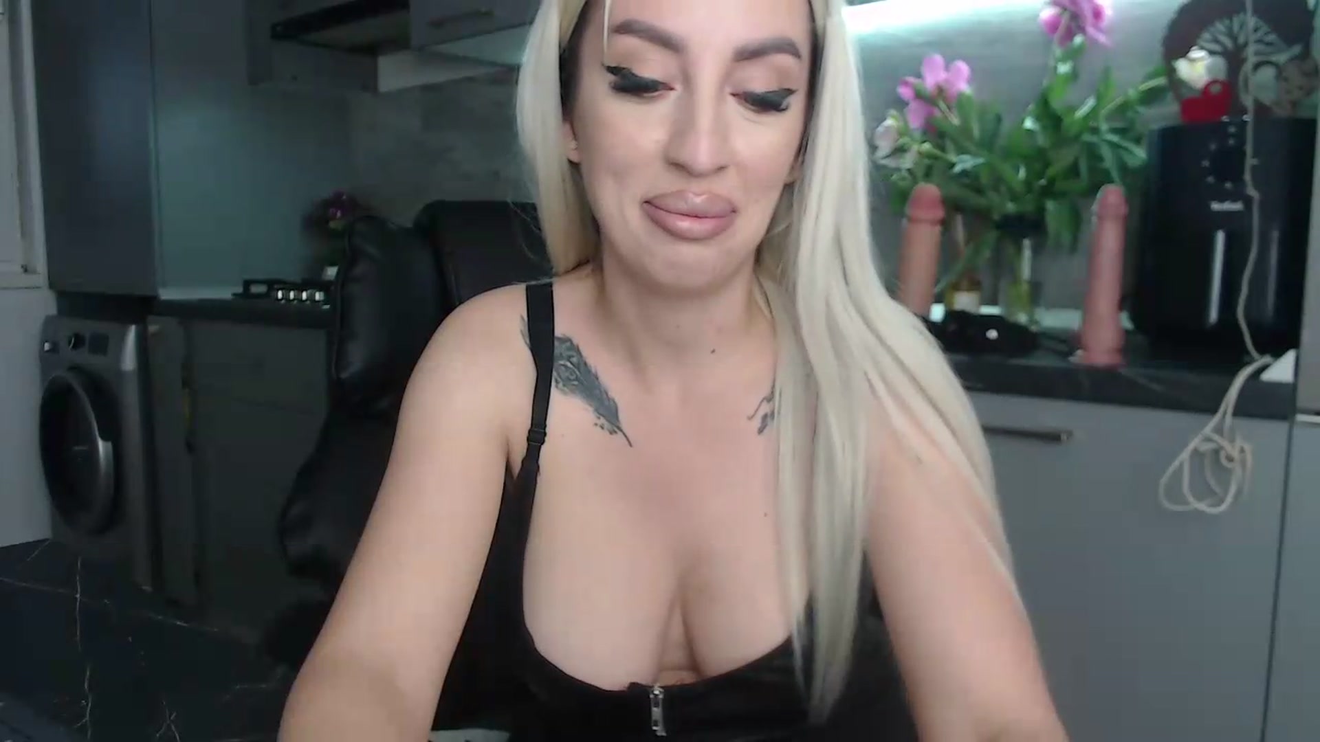 Gallery image thumbnail from Queenzoora's myfreecams stream on, 05/26/2026, 01:57 image 12 of 20