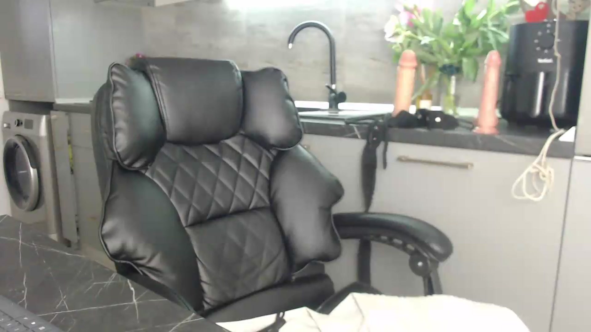 Gallery image thumbnail from Queenzoora's myfreecams stream on, 05/26/2026, 01:57 image 8 of 20