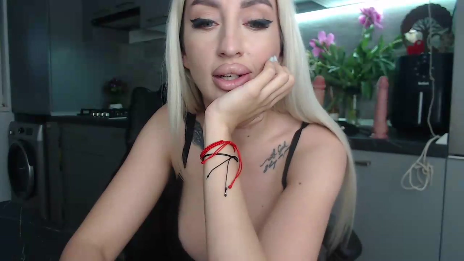 Gallery image thumbnail from Queenzoora's myfreecams stream on, 05/26/2026, 01:57 image 17 of 20