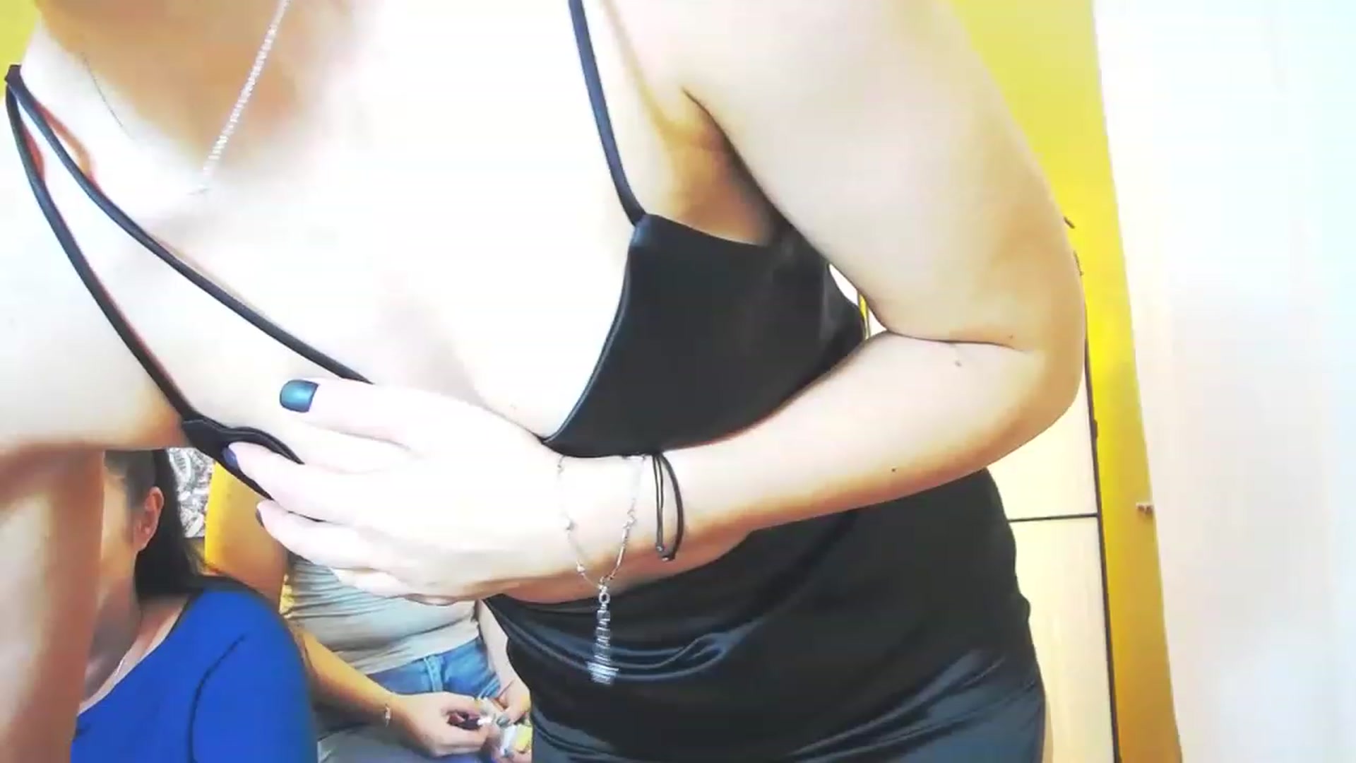 Gallery image thumbnail from QuinnieSmile's myfreecams stream on, 11/16/2022, 10:23 image 16 of 20