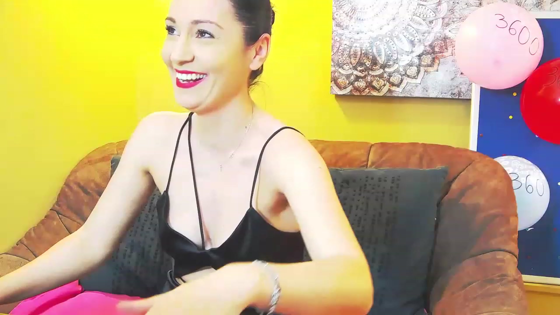 Gallery image thumbnail from QuinnieSmile's myfreecams stream on, 11/16/2022, 10:23 image 10 of 20