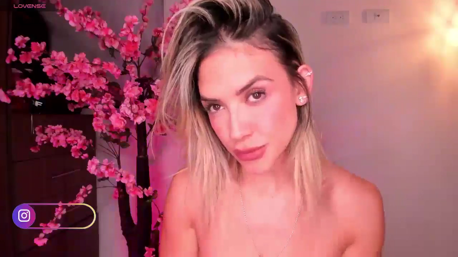 Gallery image thumbnail from R4VENN_'s myfreecams stream on, 12/18/2024, 10:55 image 18 of 20