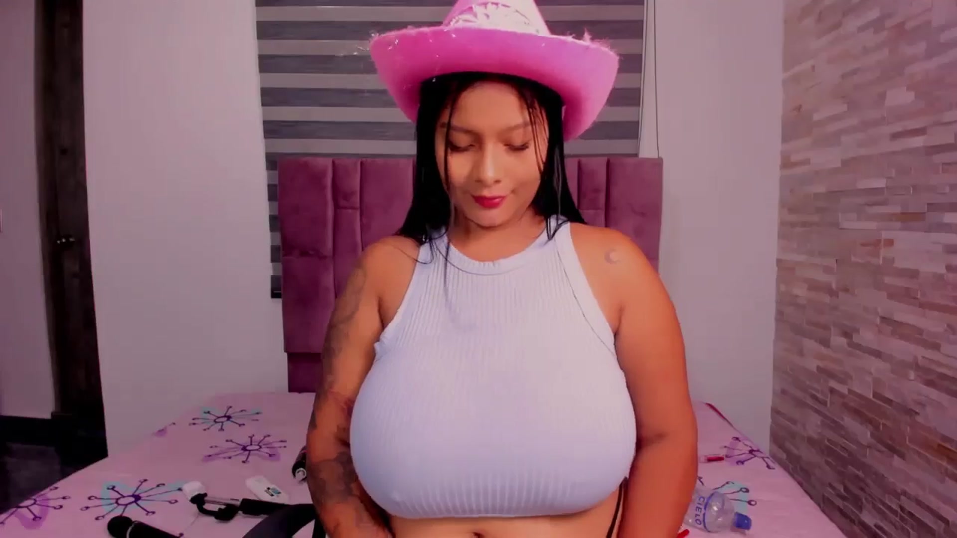 Gallery image thumbnail from Racheel_boobs's myfreecams stream on, 06/26/2024, 14:01 image 18 of 20