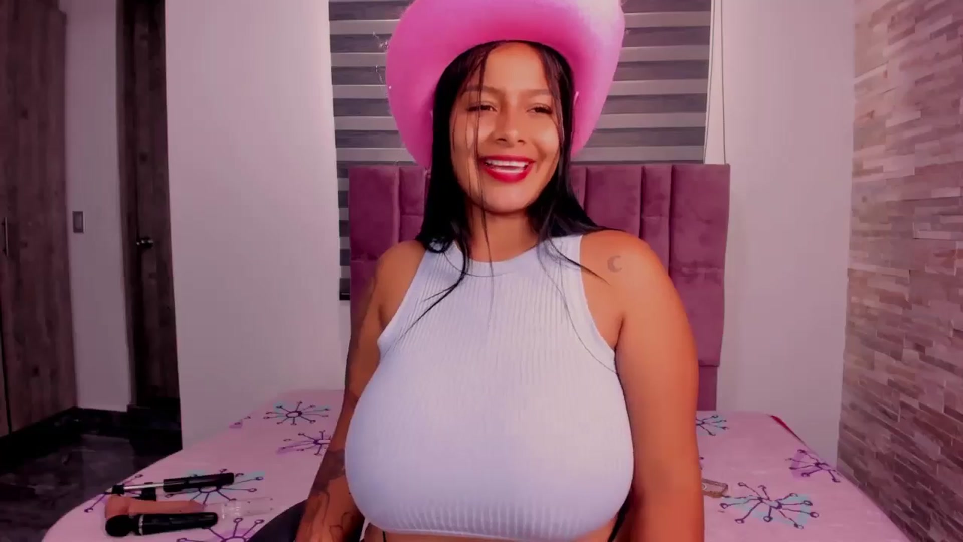 Gallery image thumbnail from Racheel_boobs's myfreecams stream on, 06/26/2024, 15:42 image 8 of 20