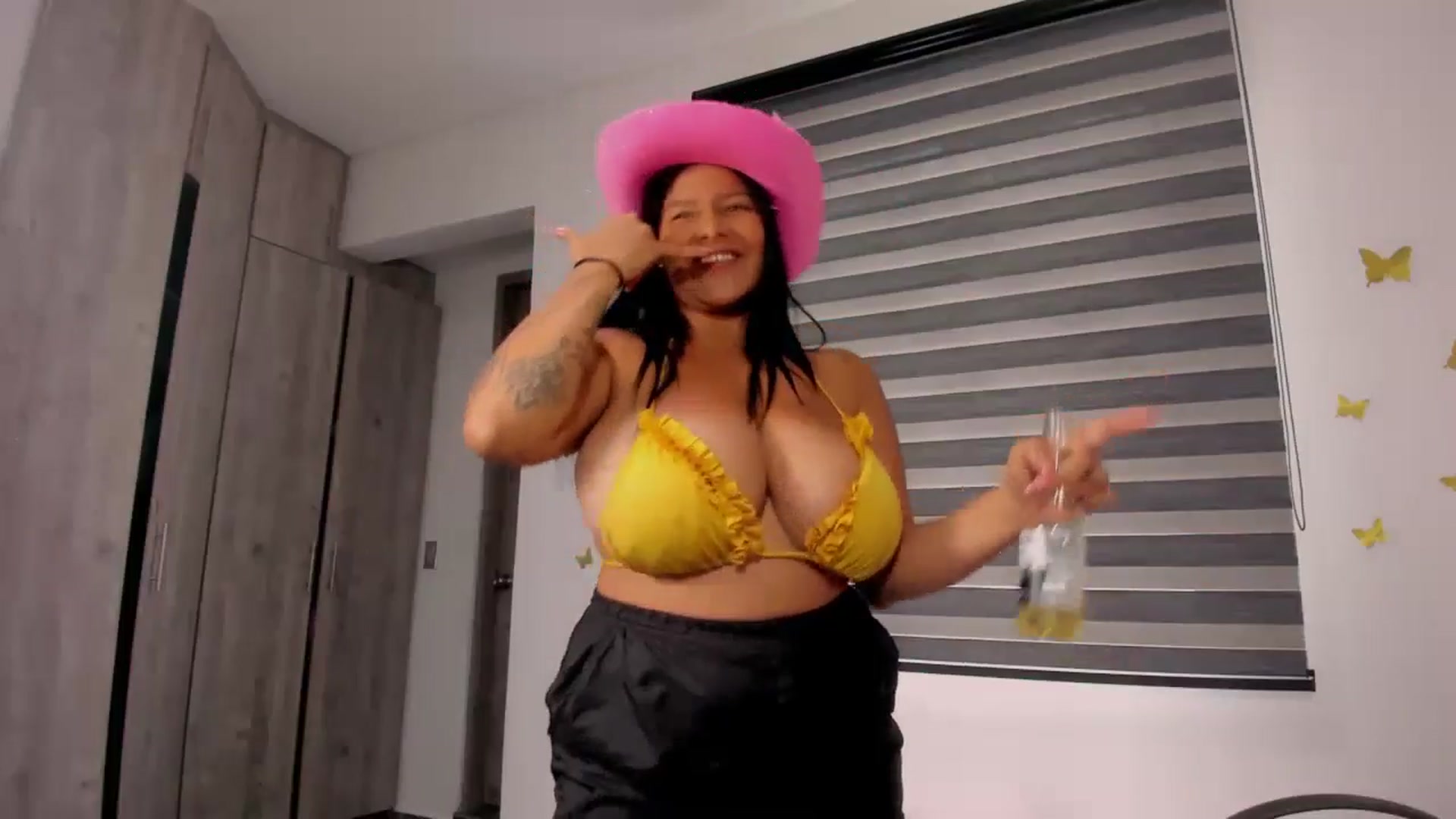 Gallery image thumbnail from Racheel_boobs's myfreecams stream on, 08/15/2024, 15:50 image 17 of 20