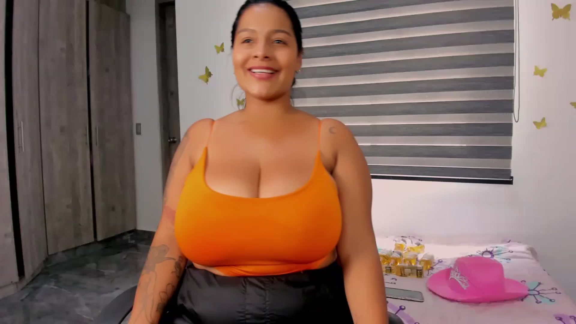 Gallery image thumbnail from Racheel_boobs's myfreecams stream on, 08/15/2024, 16:19 image 16 of 20