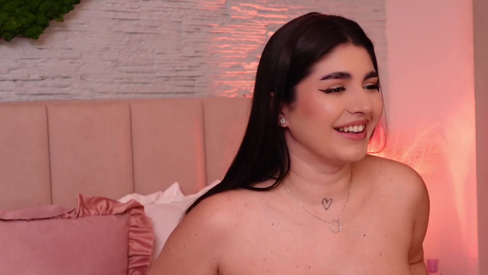 Gallery image thumbnail from RachelS's myfreecams stream on, 03/07/2025, 12:50 image 16 of 20