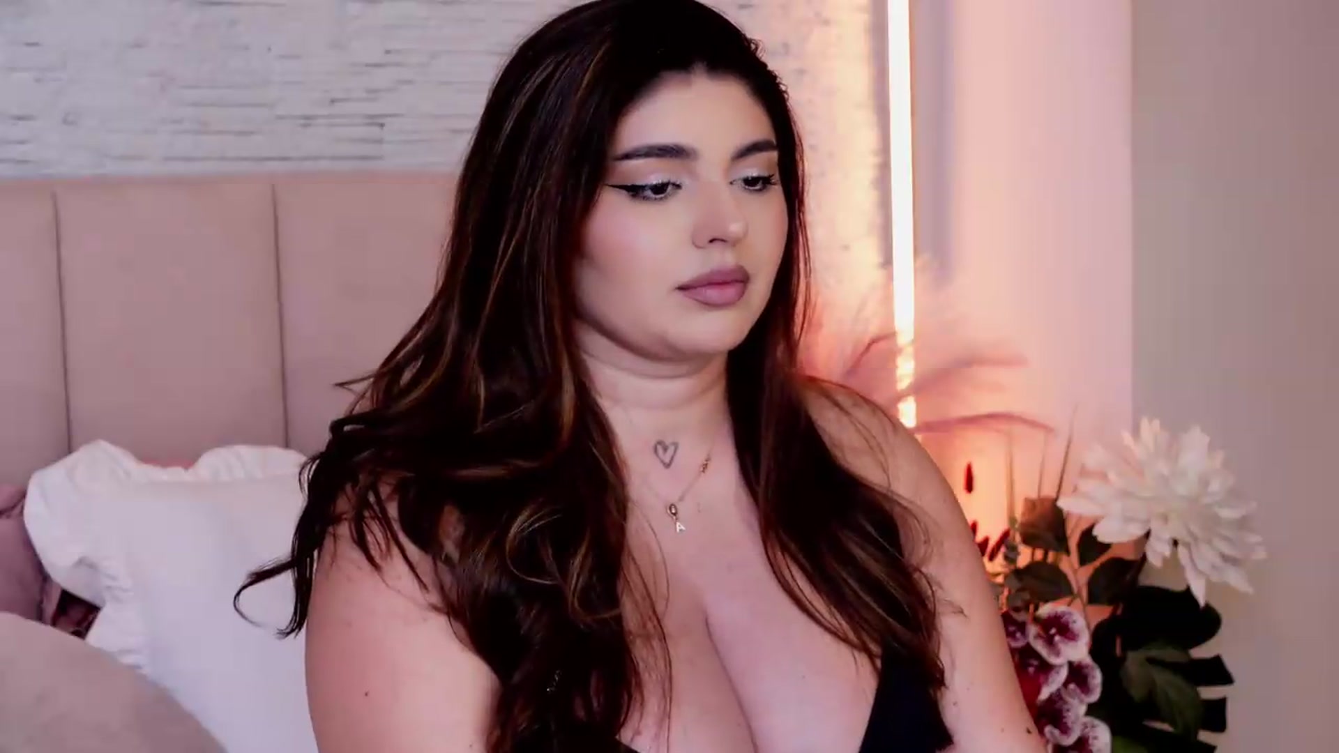 Gallery image thumbnail from RachelS's myfreecams stream on, 05/20/2026, 19:22 image 12 of 20