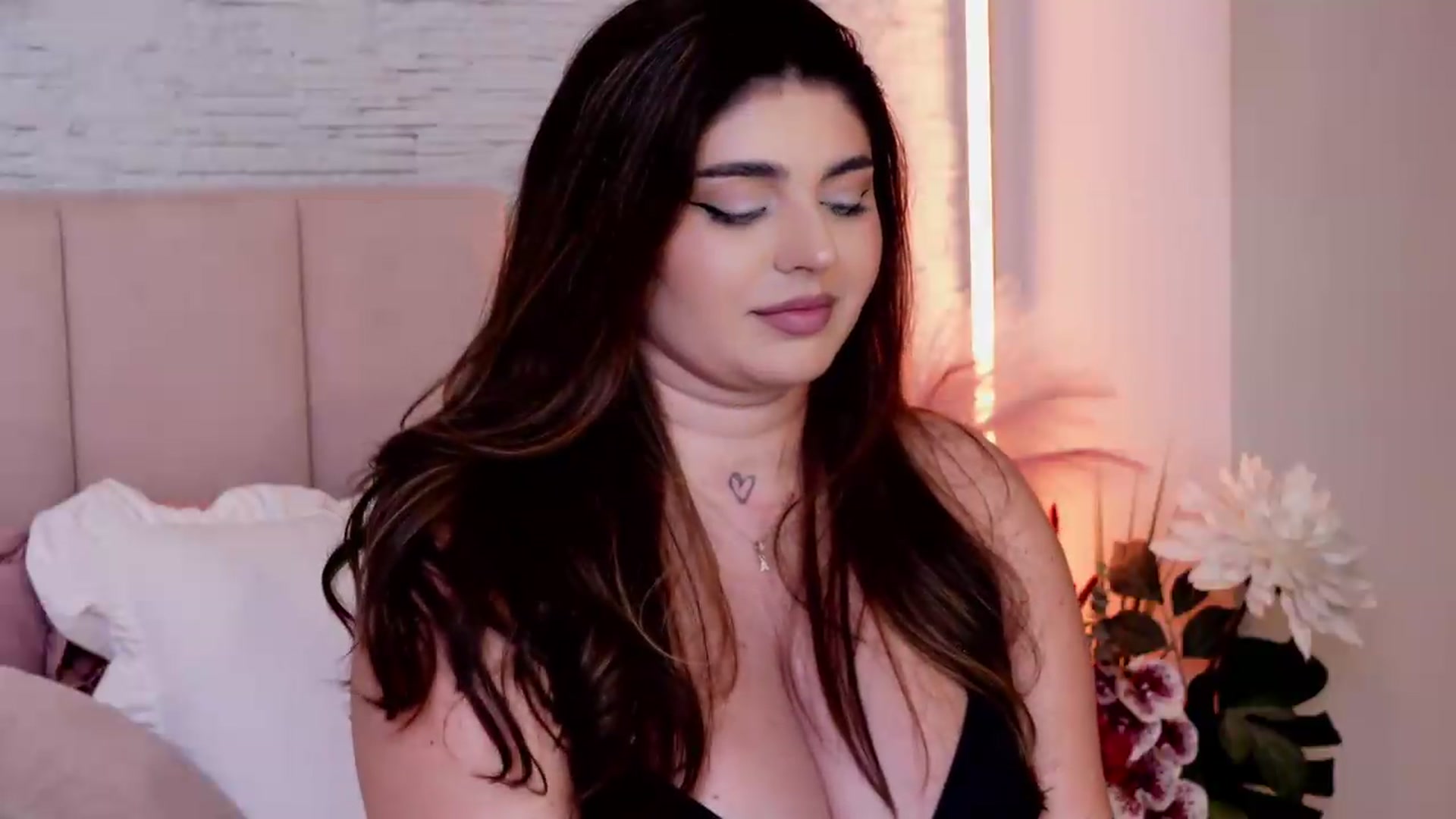 Gallery image thumbnail from RachelS's myfreecams stream on, 05/20/2026, 19:22 image 11 of 20