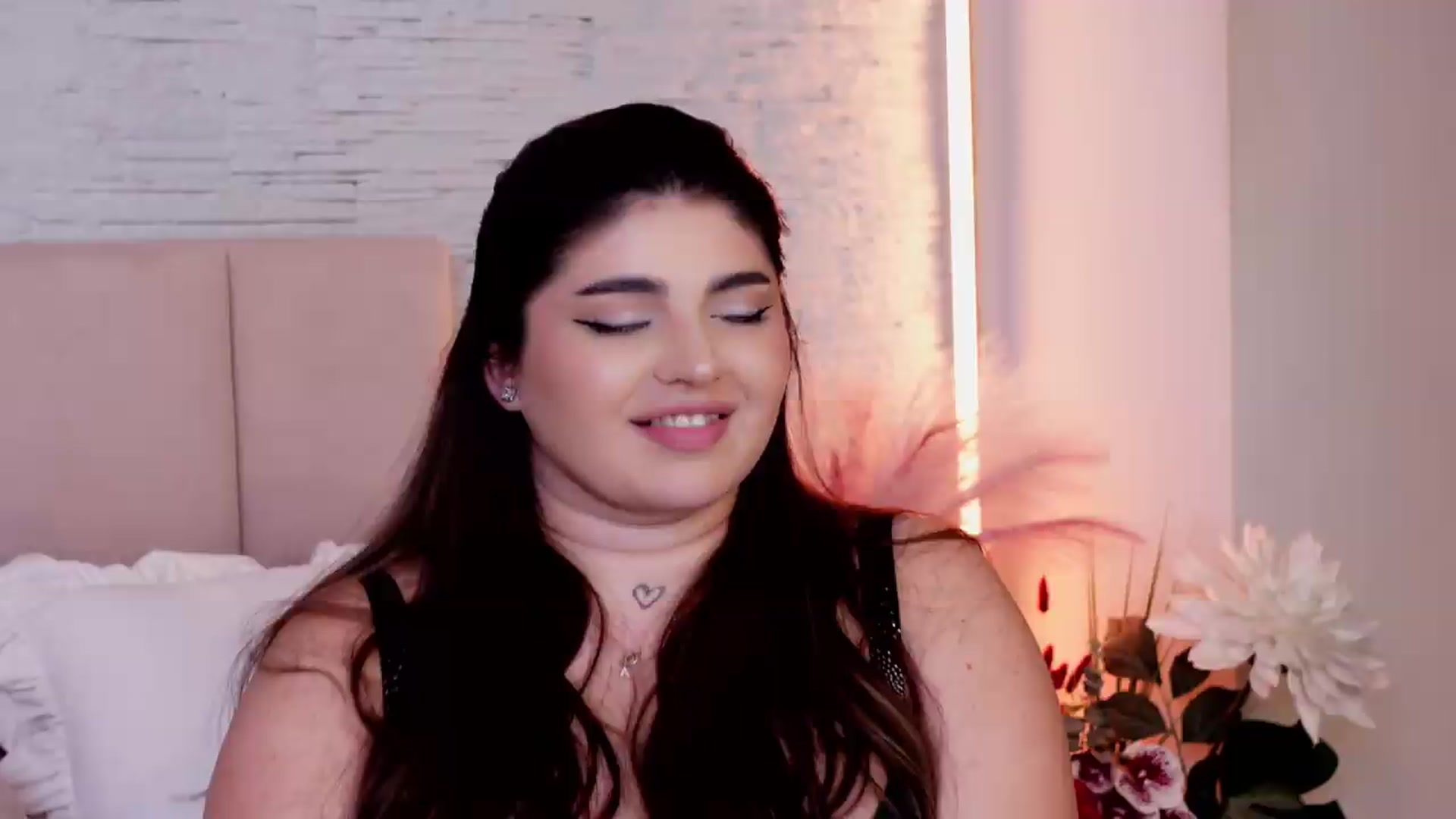Gallery image thumbnail from RachelS's myfreecams stream on, 05/20/2026, 21:25 image 14 of 20