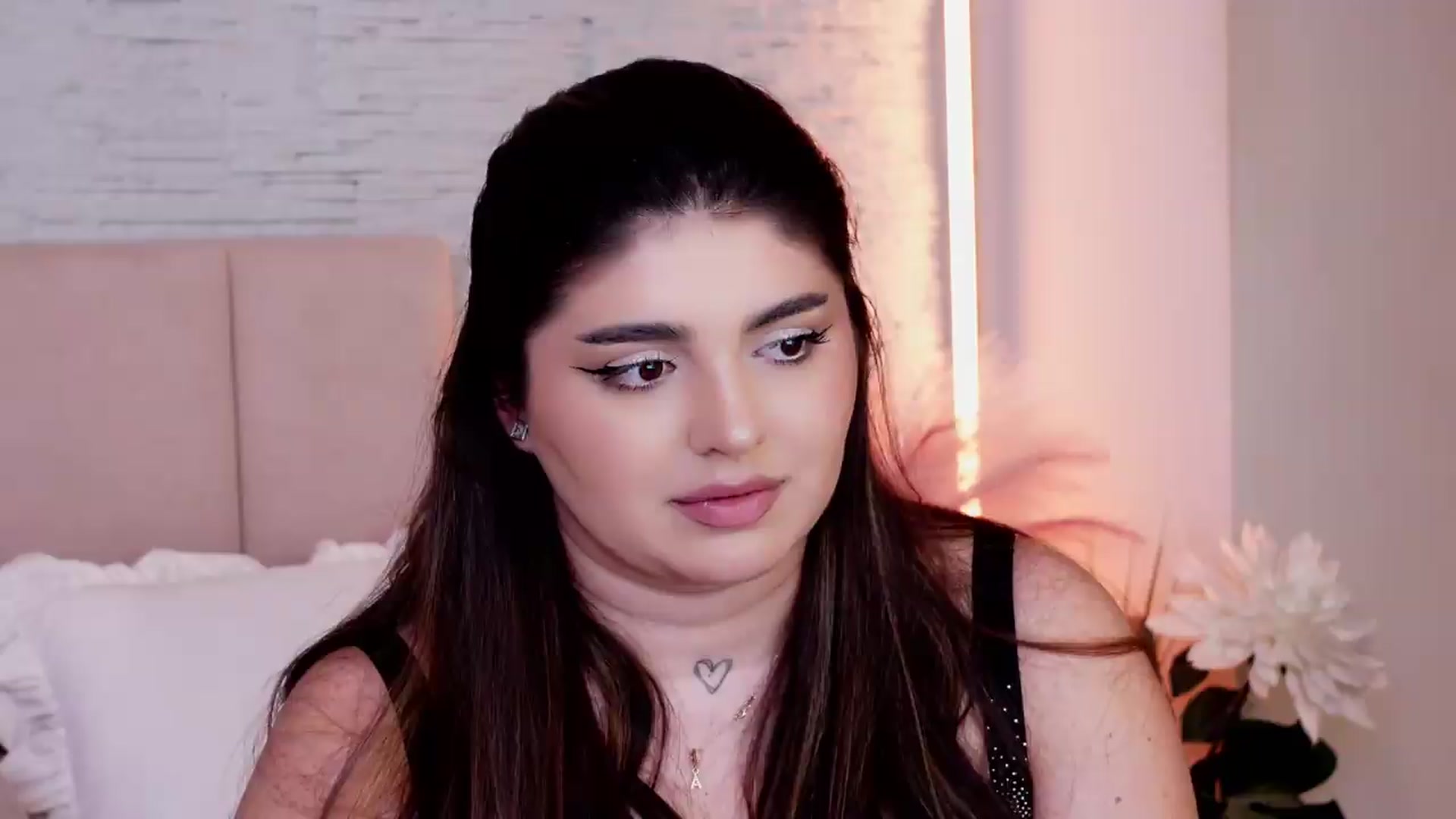 Gallery image thumbnail from RachelS's myfreecams stream on, 05/20/2026, 21:25 image 17 of 20
