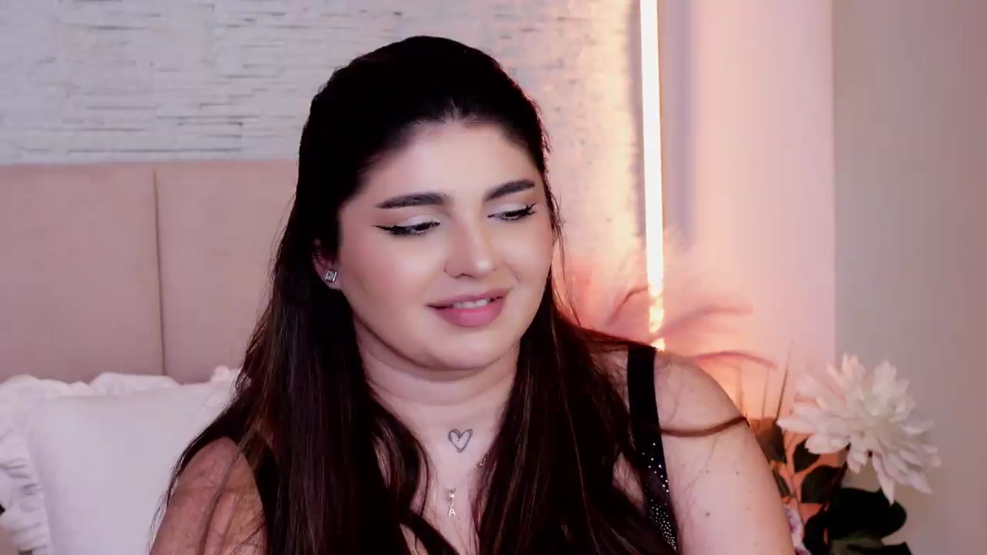 Gallery image thumbnail from RachelS's myfreecams stream on, 05/20/2026, 21:25 image 18 of 20