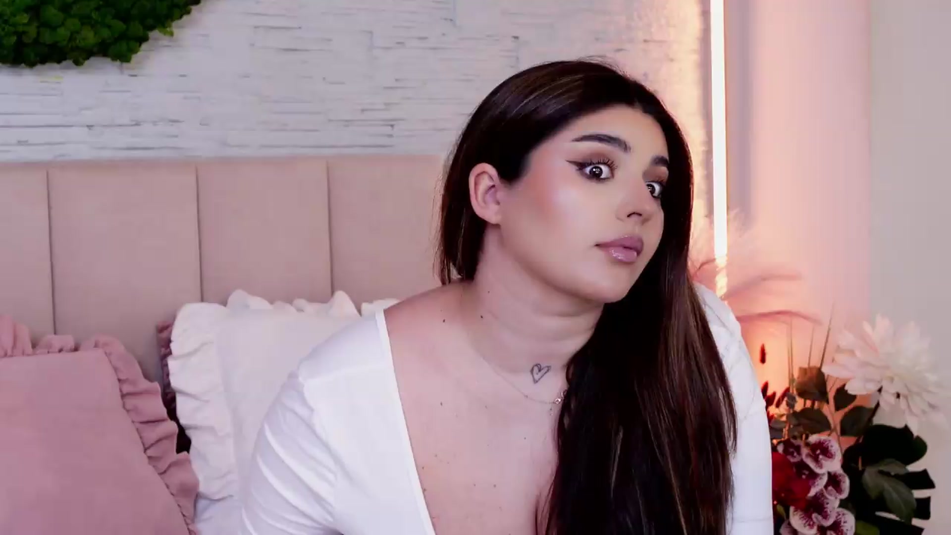 Gallery image thumbnail from RachelS's myfreecams stream on, 05/21/2026, 17:03 image 17 of 20