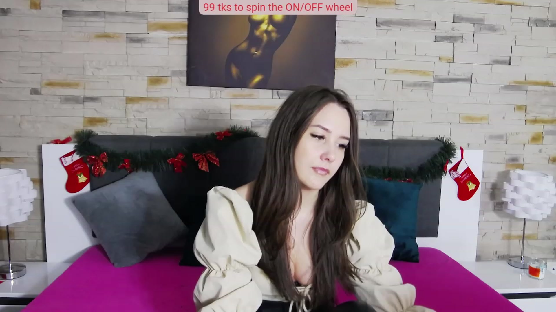 Gallery image thumbnail from Radiance's myfreecams stream on, 12/18/2022, 18:39 image 1 of 20