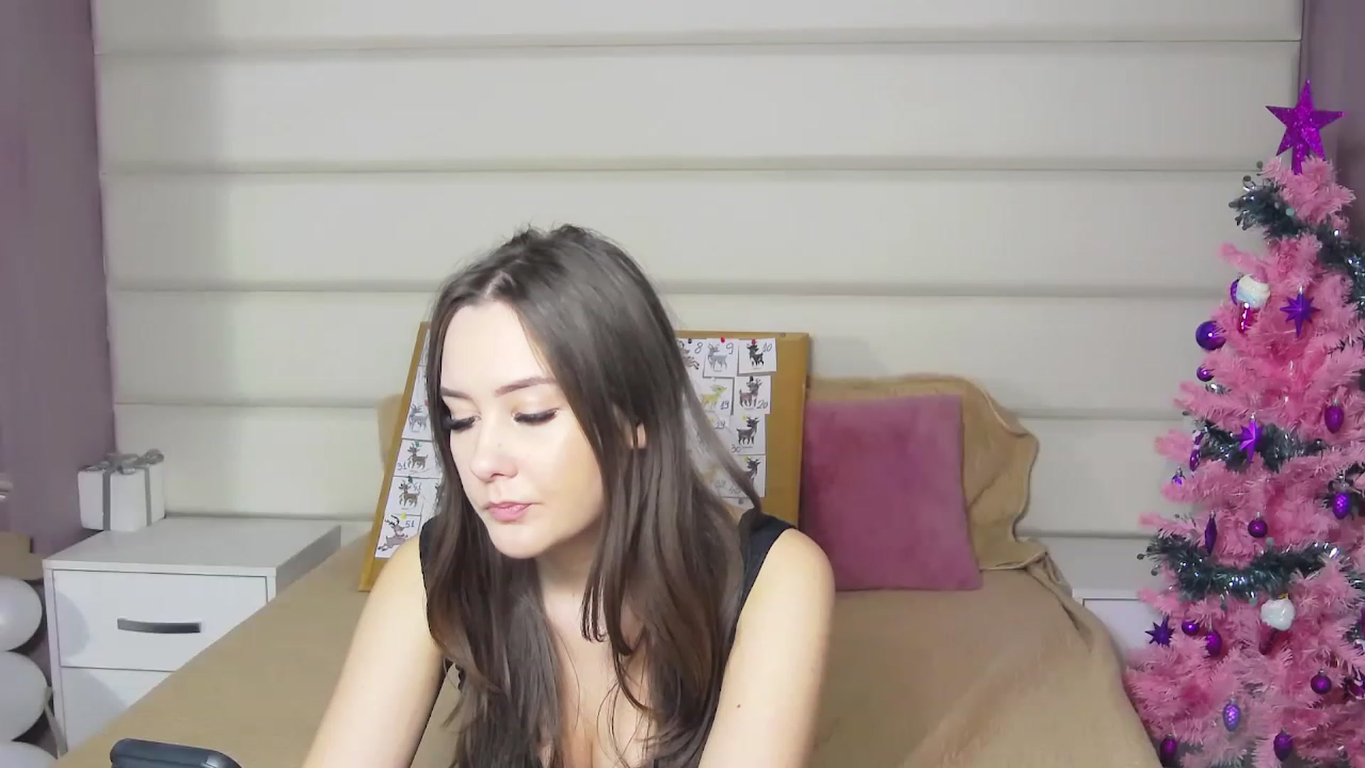 Gallery image thumbnail from Radiance's myfreecams stream on, 12/19/2022, 16:32 image 6 of 20