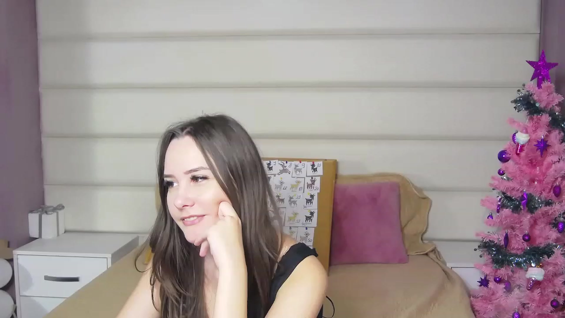 Gallery image thumbnail from Radiance's myfreecams stream on, 12/19/2022, 20:04 image 7 of 20