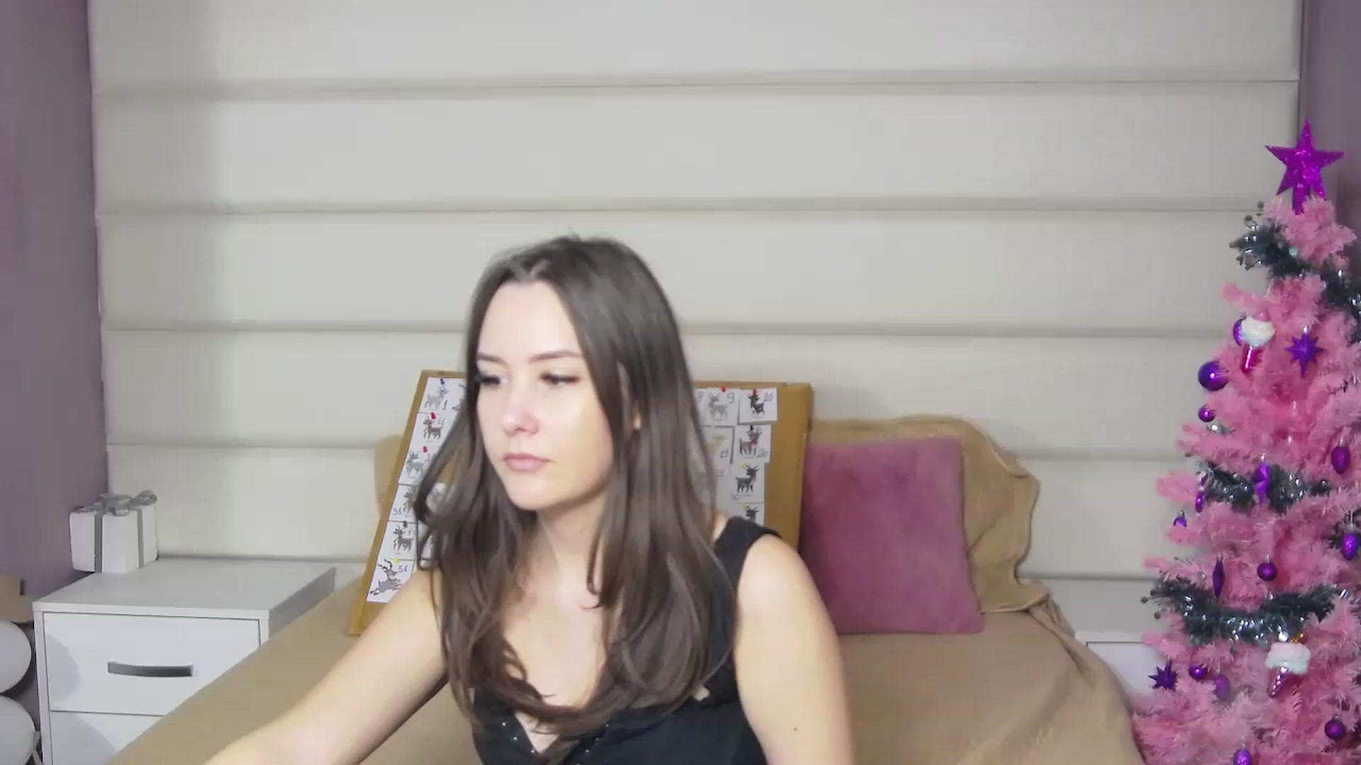 Gallery image thumbnail from Radiance's myfreecams stream on, 12/19/2022, 20:04 image 6 of 20