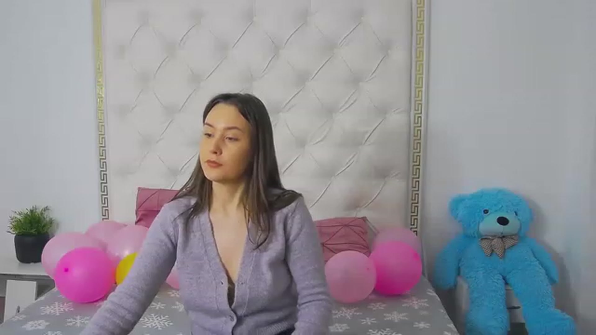 Gallery image thumbnail from Radiance's myfreecams stream on, 03/16/2023, 19:39 image 2 of 20