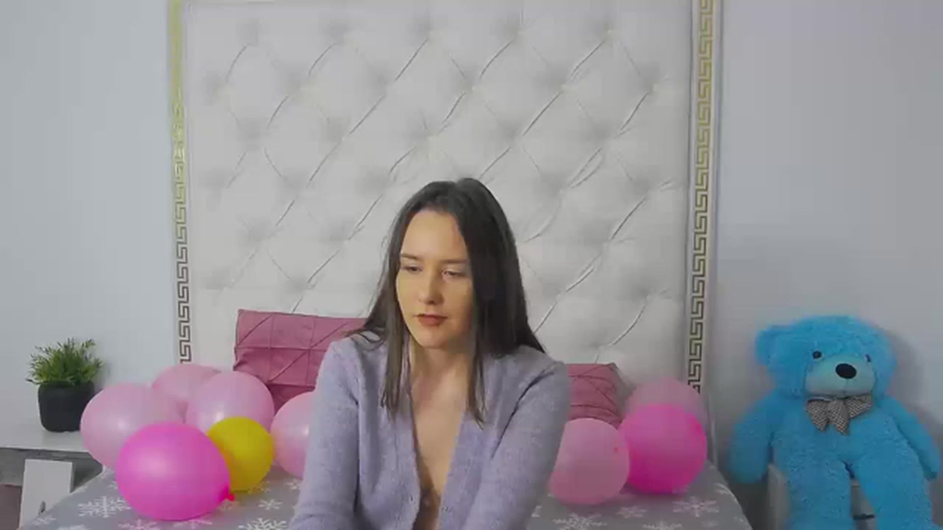 Gallery image thumbnail from Radiance's myfreecams stream on, 03/16/2023, 20:03 image 17 of 20