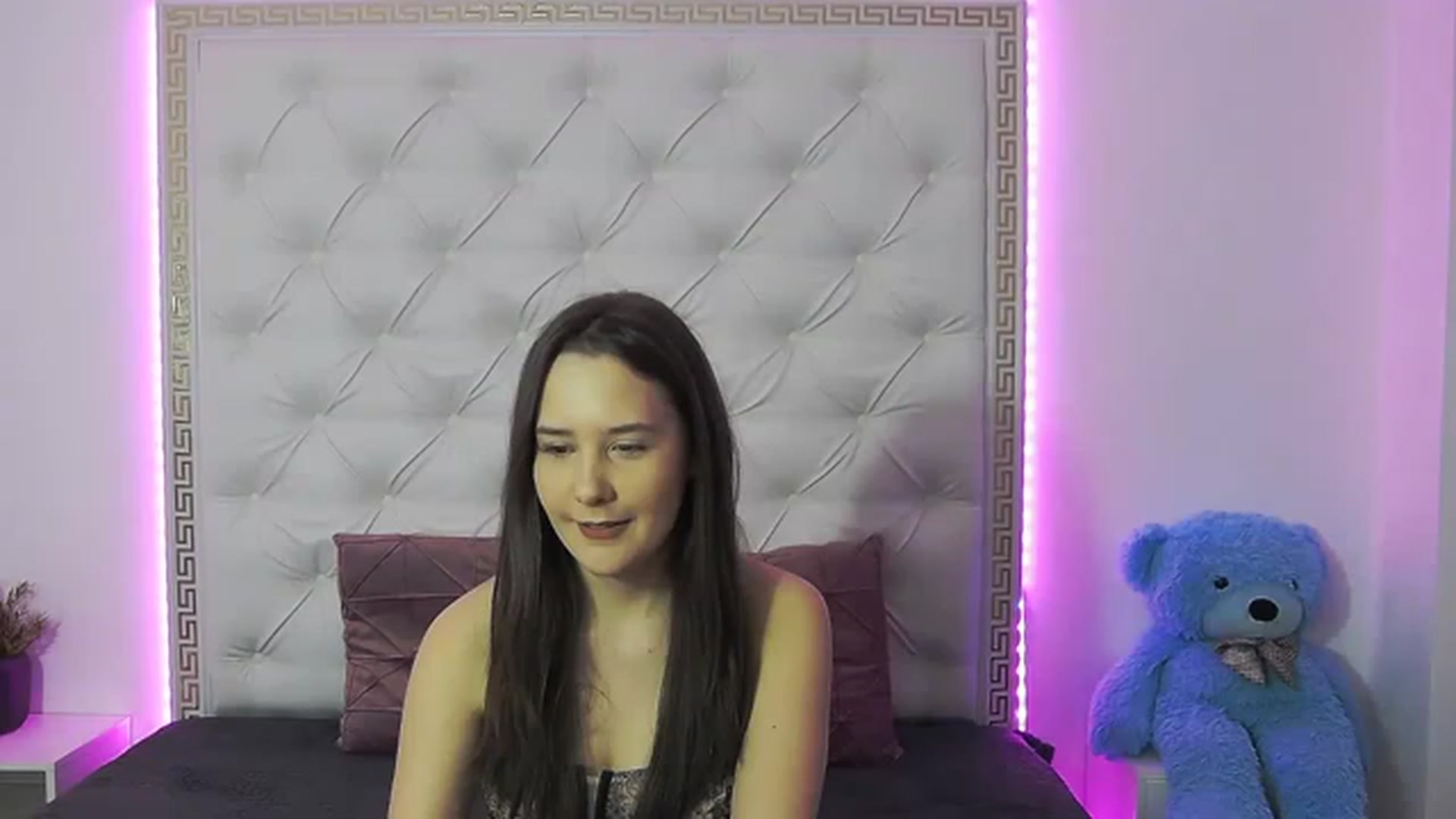 Gallery image thumbnail from Radiance's myfreecams stream on, 03/17/2023, 17:59 image 12 of 20