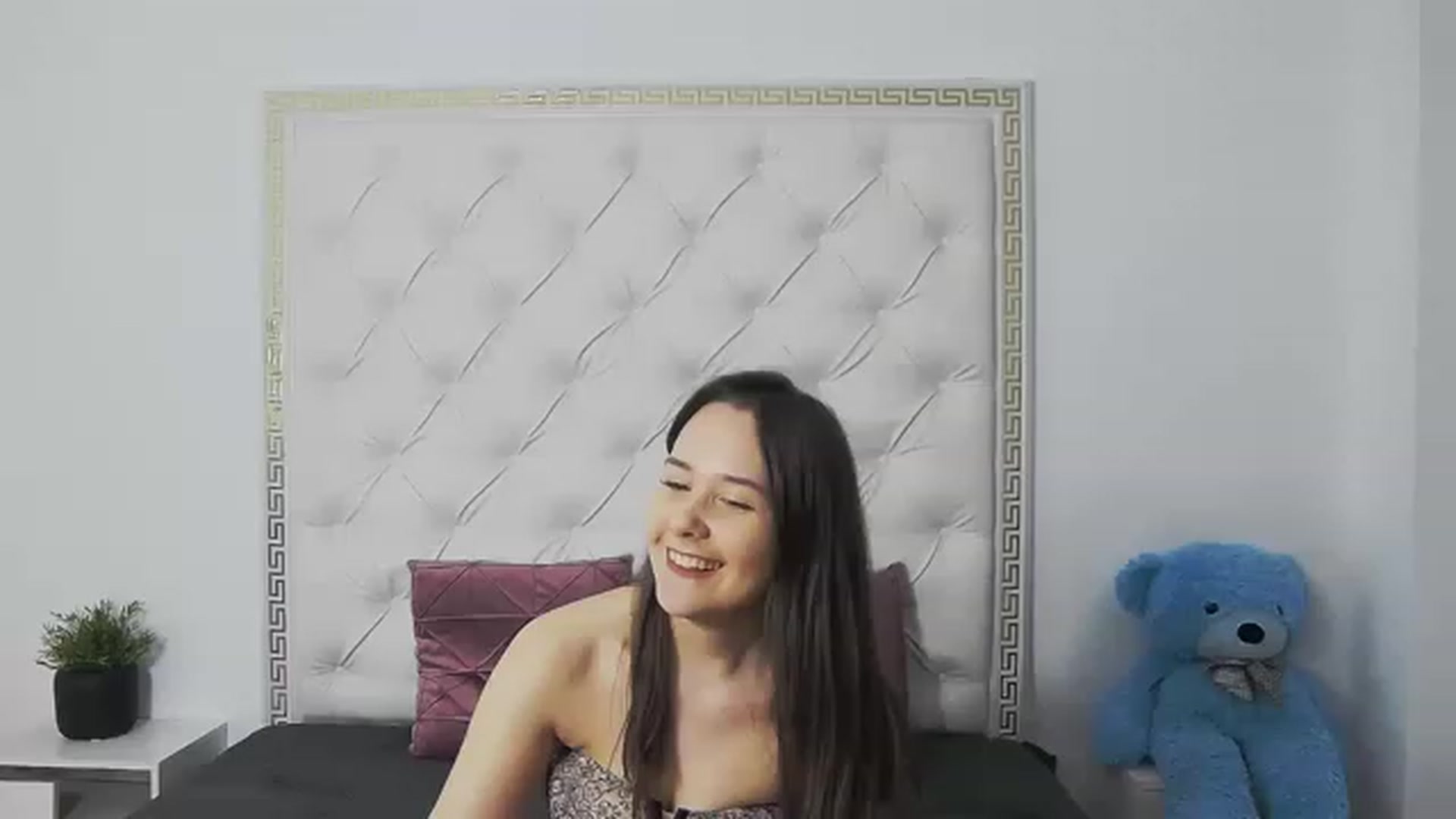 Gallery image thumbnail from Radiance's myfreecams stream on, 03/17/2023, 19:58 image 16 of 20