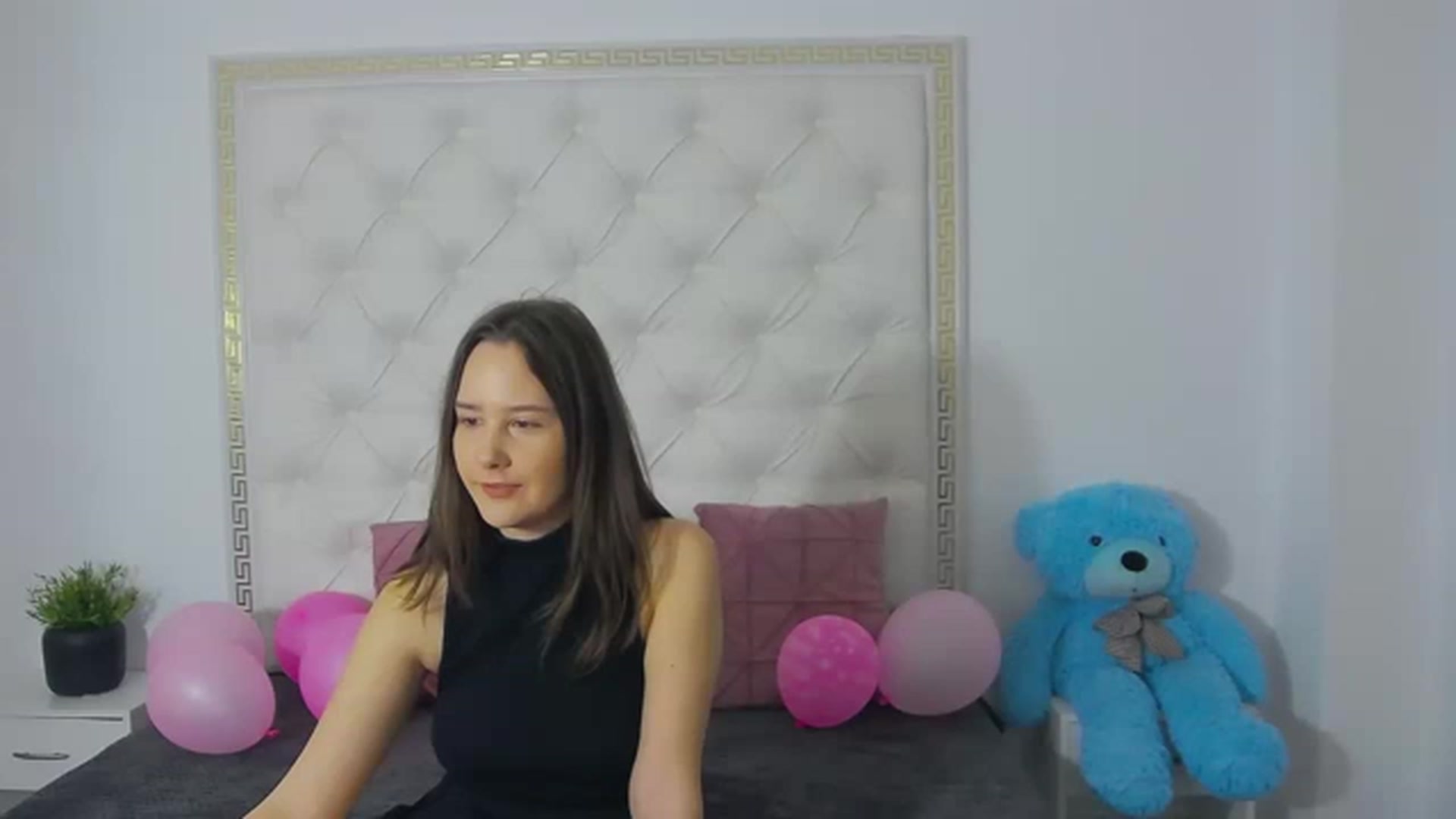 Gallery image thumbnail from Radiance's myfreecams stream on, 03/20/2023, 15:48 image 17 of 20