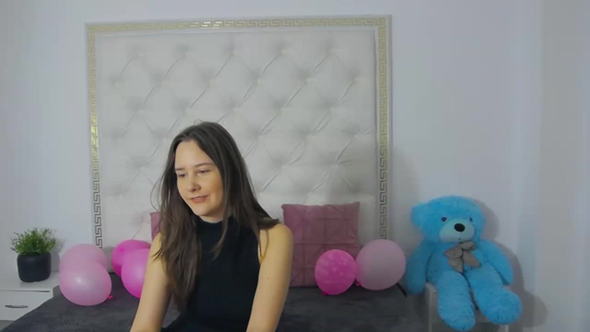Gallery image thumbnail from Radiance's myfreecams stream on, 03/20/2023, 15:48 image 15 of 20