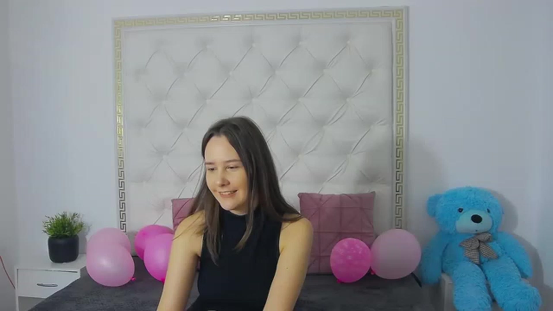 Gallery image thumbnail from Radiance's myfreecams stream on, 03/20/2023, 15:48 image 10 of 20