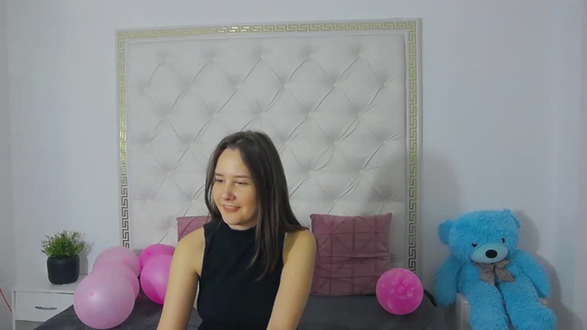 Gallery image thumbnail from Radiance's myfreecams stream on, 03/20/2023, 17:56 image 16 of 20