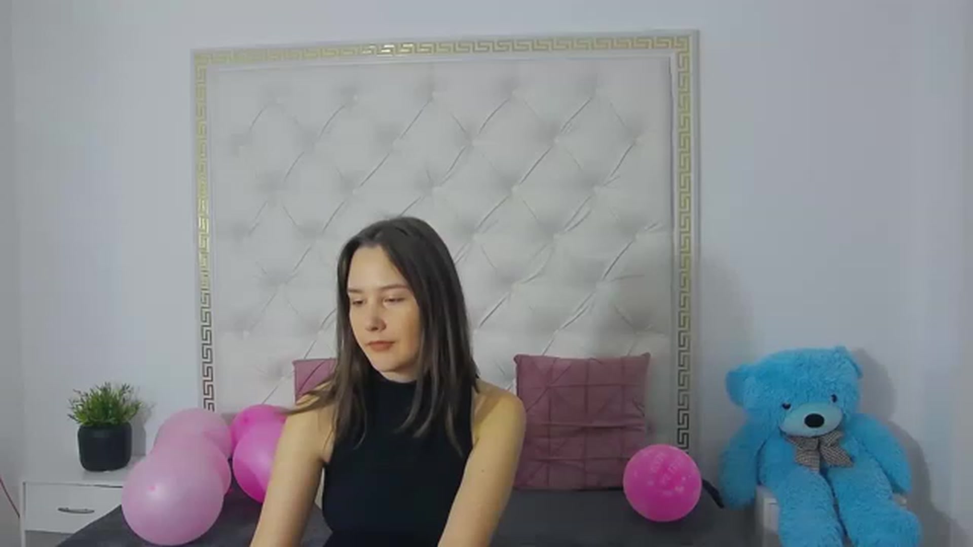 Gallery image thumbnail from Radiance's myfreecams stream on, 03/20/2023, 17:56 image 12 of 20