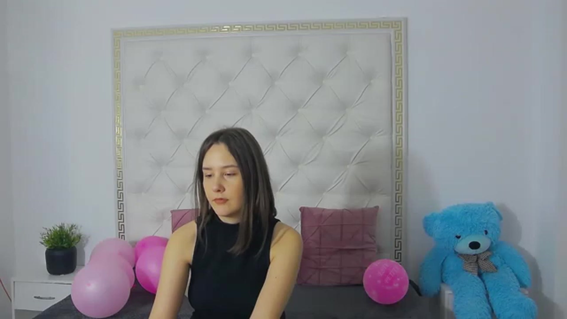 Gallery image thumbnail from Radiance's myfreecams stream on, 03/20/2023, 17:56 image 8 of 20