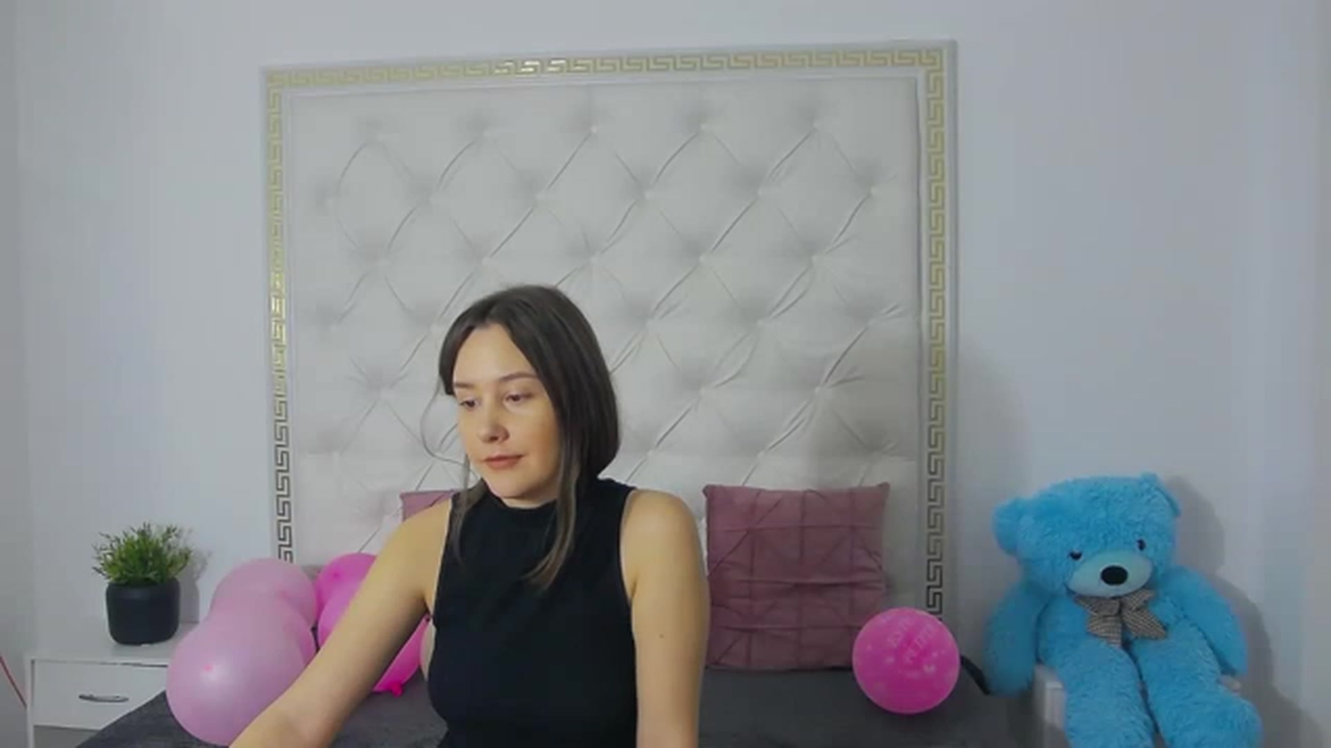 Gallery image thumbnail from Radiance's myfreecams stream on, 03/20/2023, 17:56 image 4 of 20