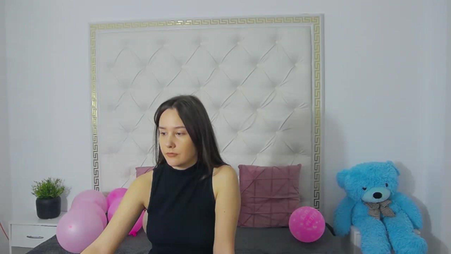 Gallery image thumbnail from Radiance's myfreecams stream on, 03/20/2023, 17:56 image 2 of 20