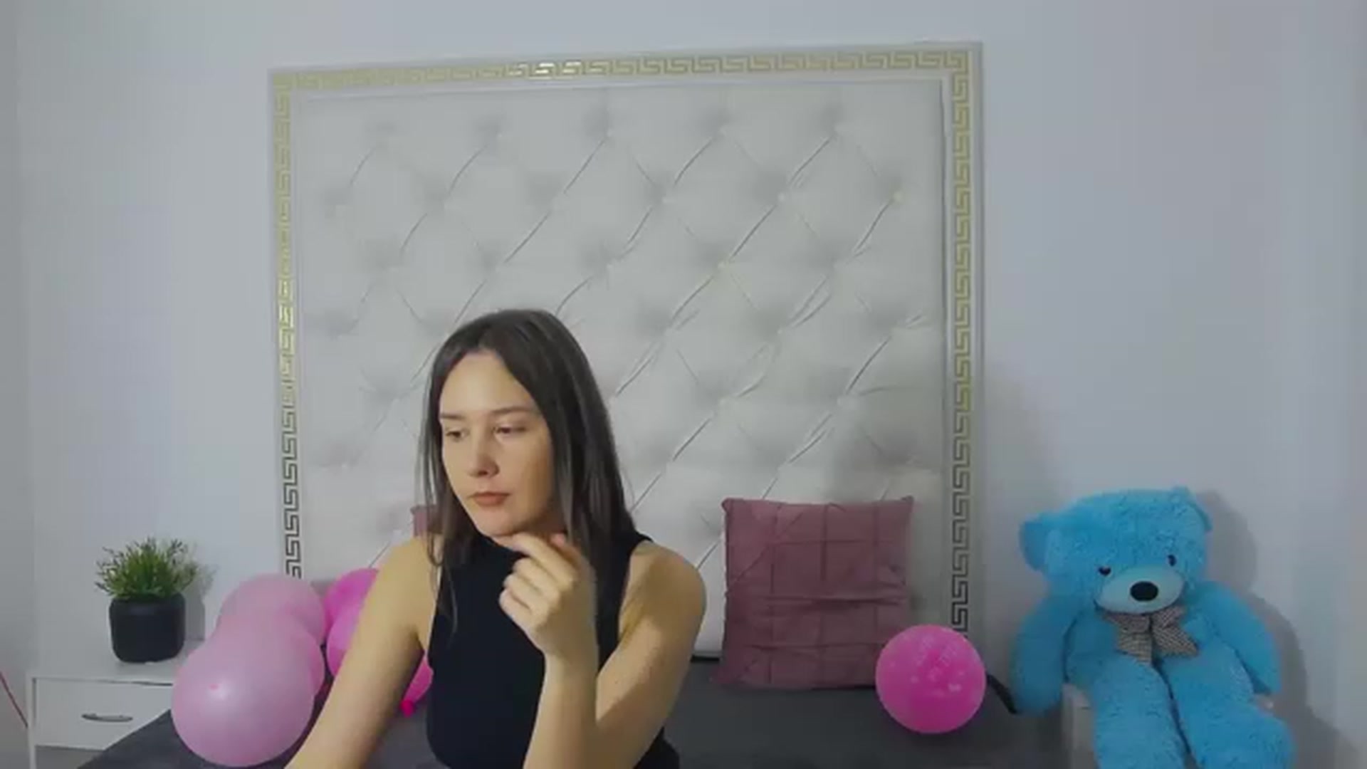 Gallery image thumbnail from Radiance's myfreecams stream on, 03/20/2023, 17:56 image 10 of 20