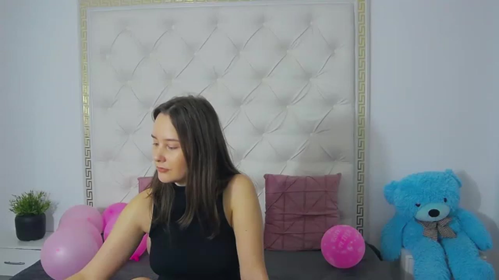 Gallery image thumbnail from Radiance's myfreecams stream on, 03/20/2023, 18:27 image 20 of 20
