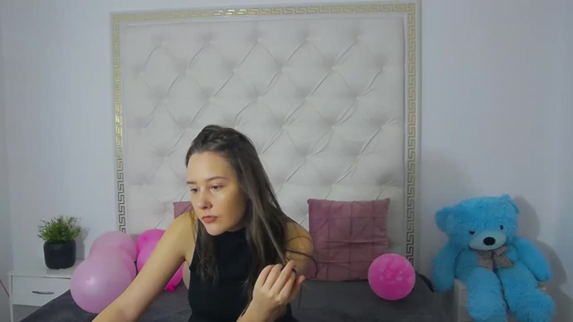 Gallery image thumbnail from Radiance's myfreecams stream on, 03/20/2023, 18:27 image 12 of 20