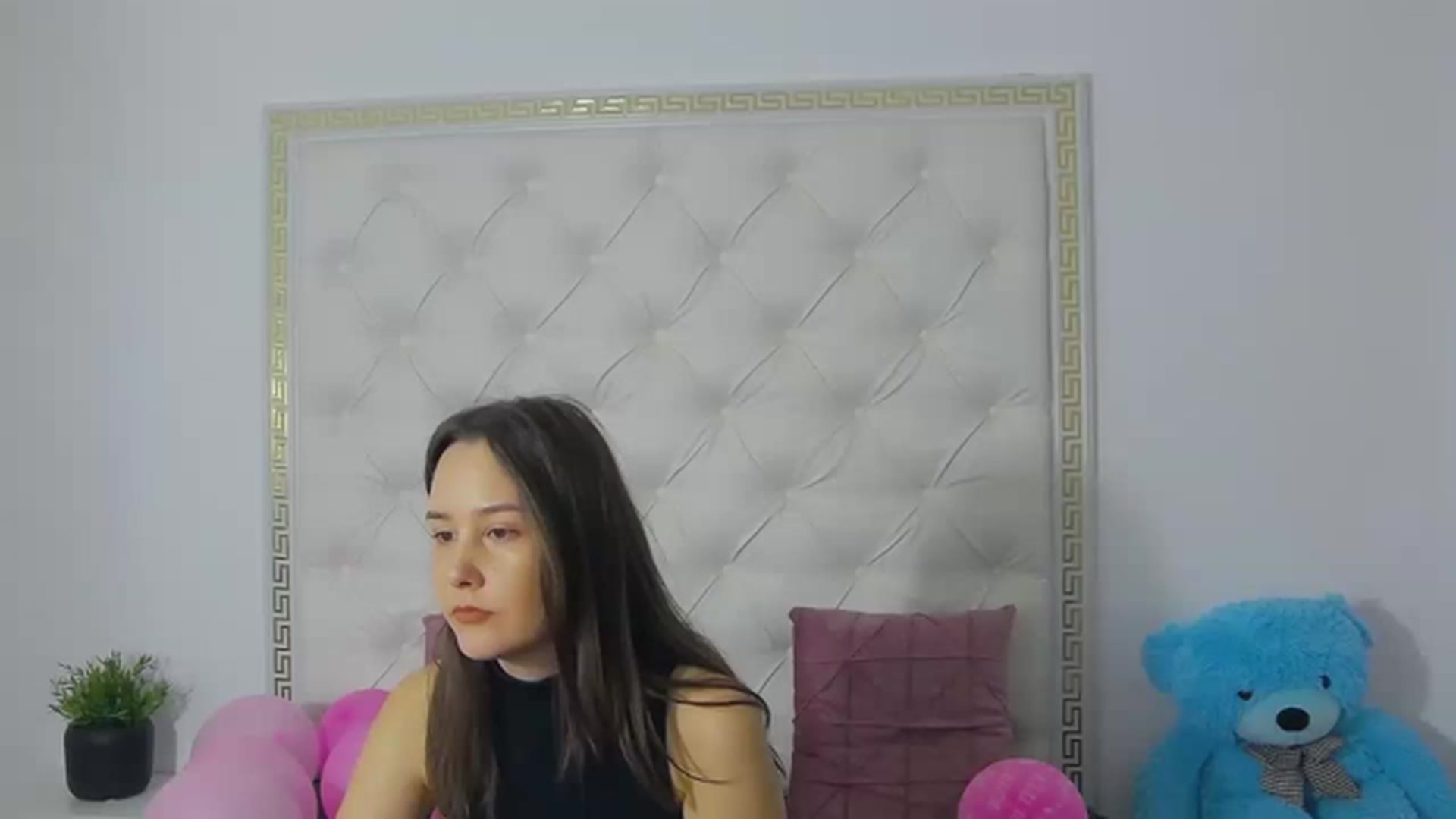 Gallery image thumbnail from Radiance's myfreecams stream on, 03/20/2023, 18:27 image 2 of 20